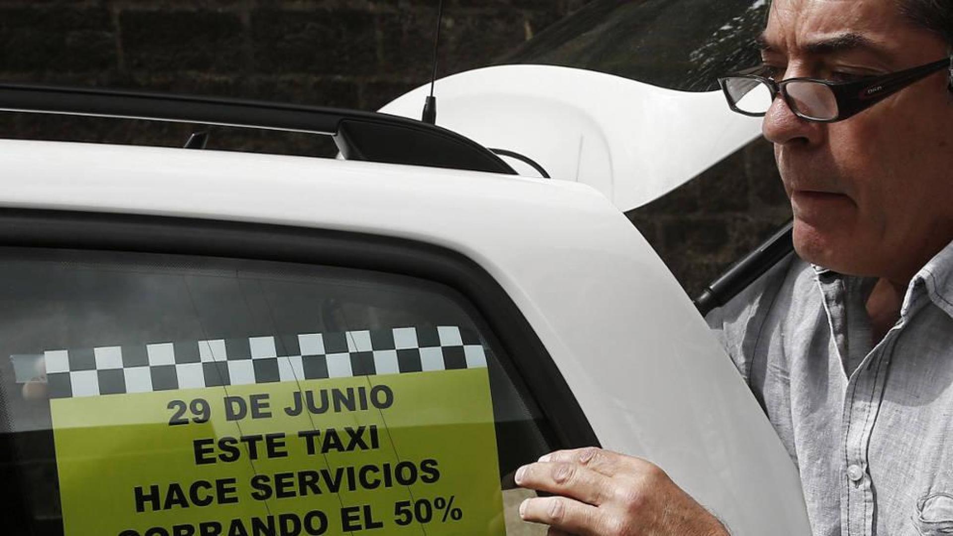 Unos 150 taxistas protestan por el abuso en las licencias VTC