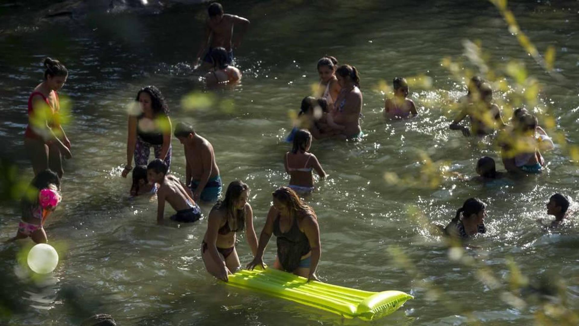 Las personas con trabajo a pie de calle son las que más sufren las altas temperaturas. En Pamplona, finalmente no se cumplieron los pronósticos y los termómetros no pasaron de los 35 grados
