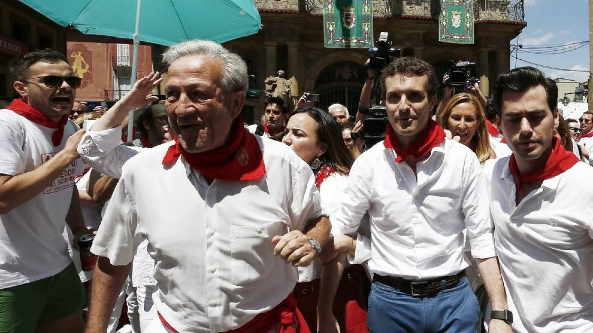 La candidatura de Santamaría defiende a Casado tras ser increpado en Pamplona