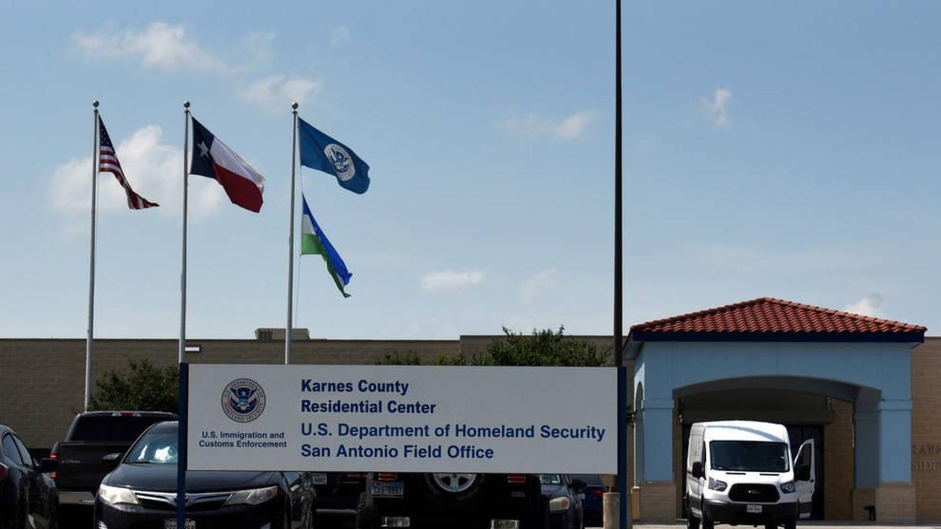 Los padres inmigrantes detenidos en Texas se declaran en huelga de hambre
