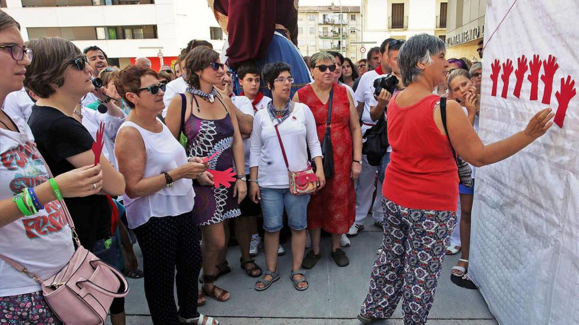 Burlada enseña a sus vecinos cómo ayudar a víctimas de agresión sexual
