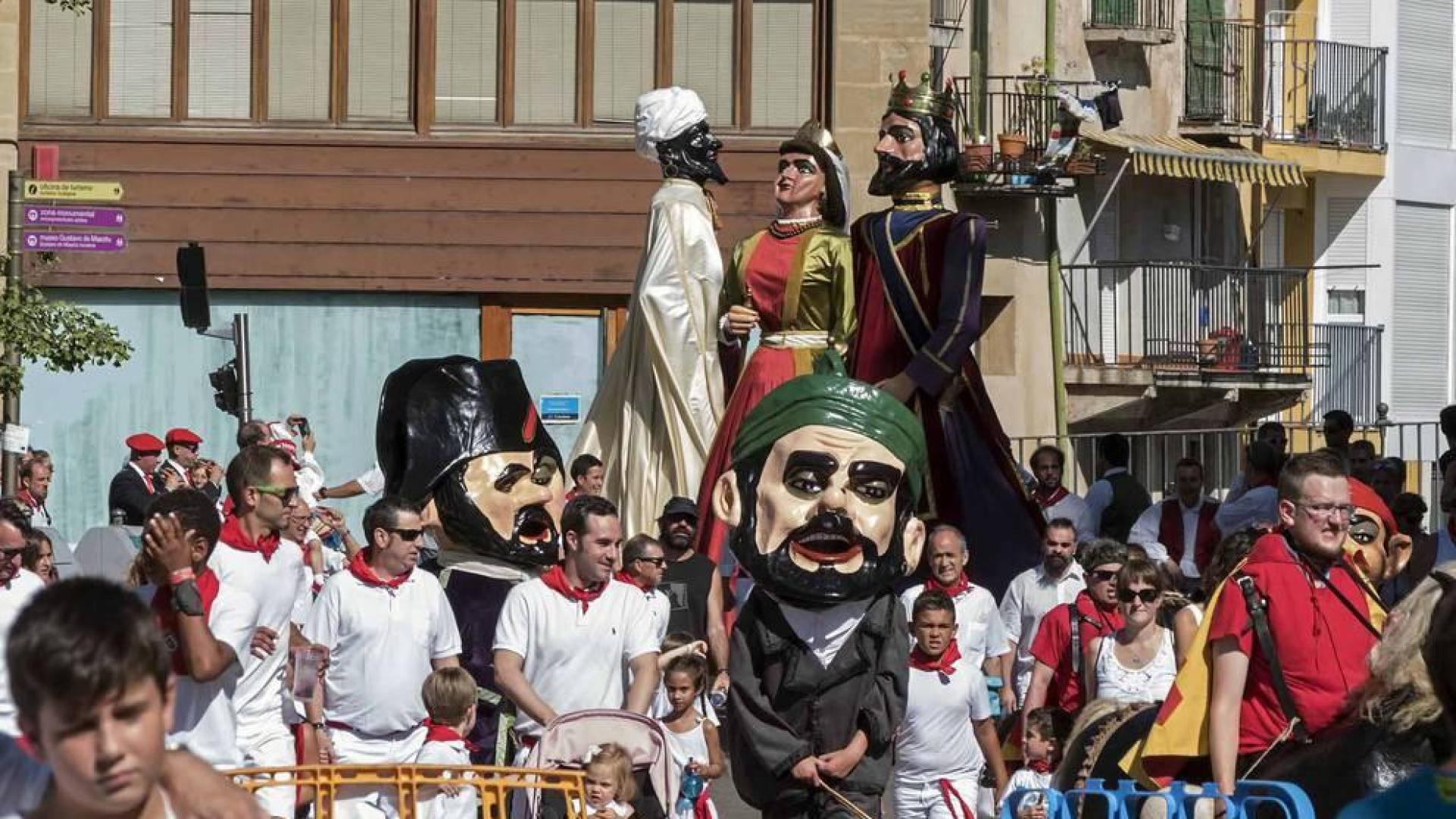 Comienzan las fiestas de la ciudad del Ega. La bajadica del Puy, la bajada del Ega, el Baile de La Era y la salida de la Comparsa de Gigantes y cabezudos han sido los principales actos del primer día de fiestas.