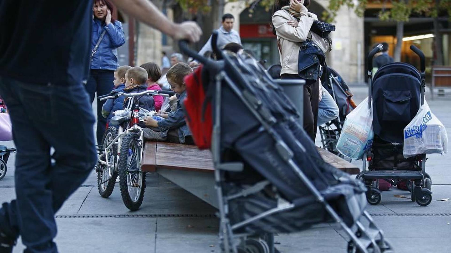 Los padres que tengan un hijo a partir del jueves tendrán una semana más de permiso