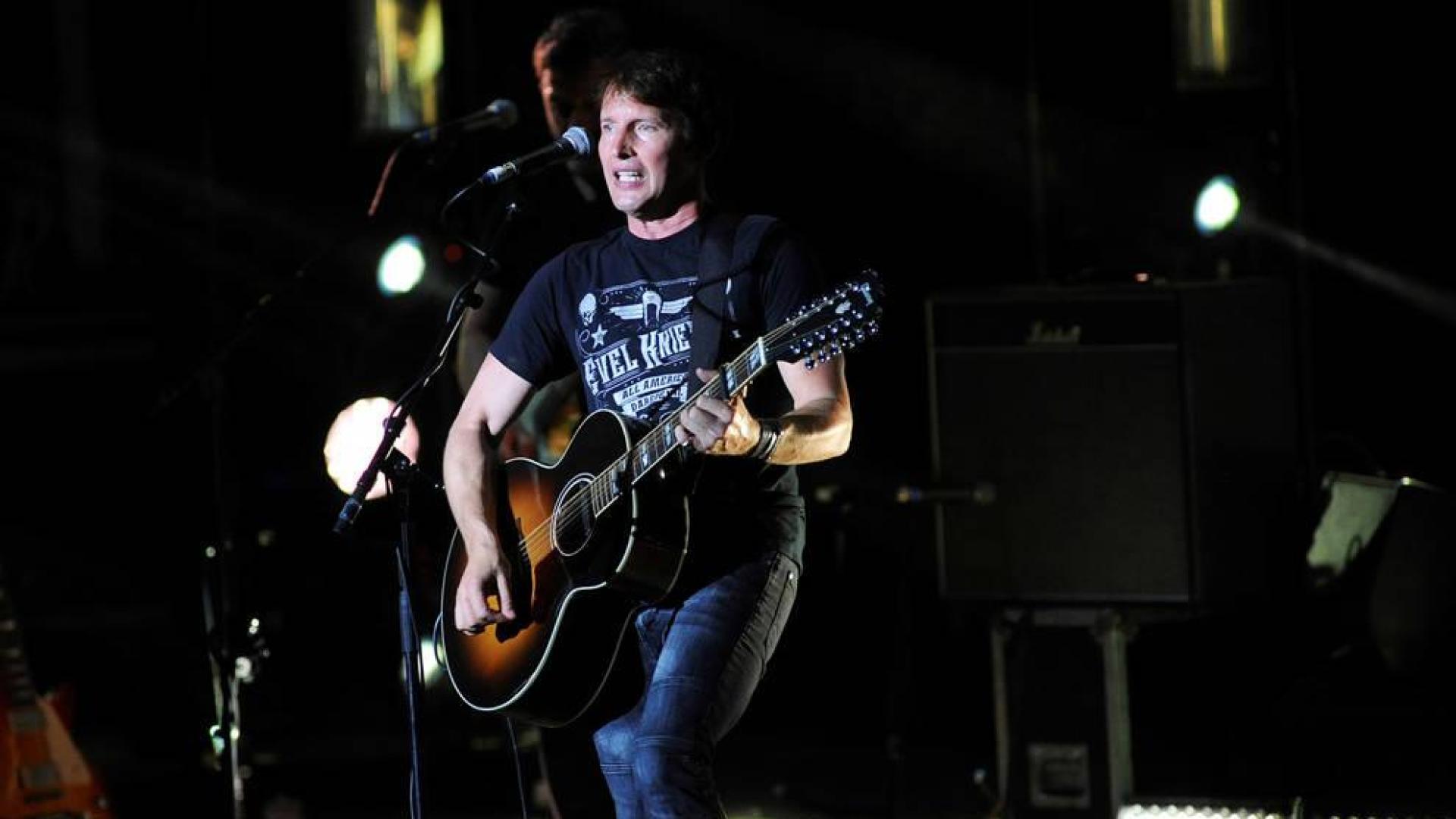 James Blunt cautiva con su eclecticismo musical en Starlite