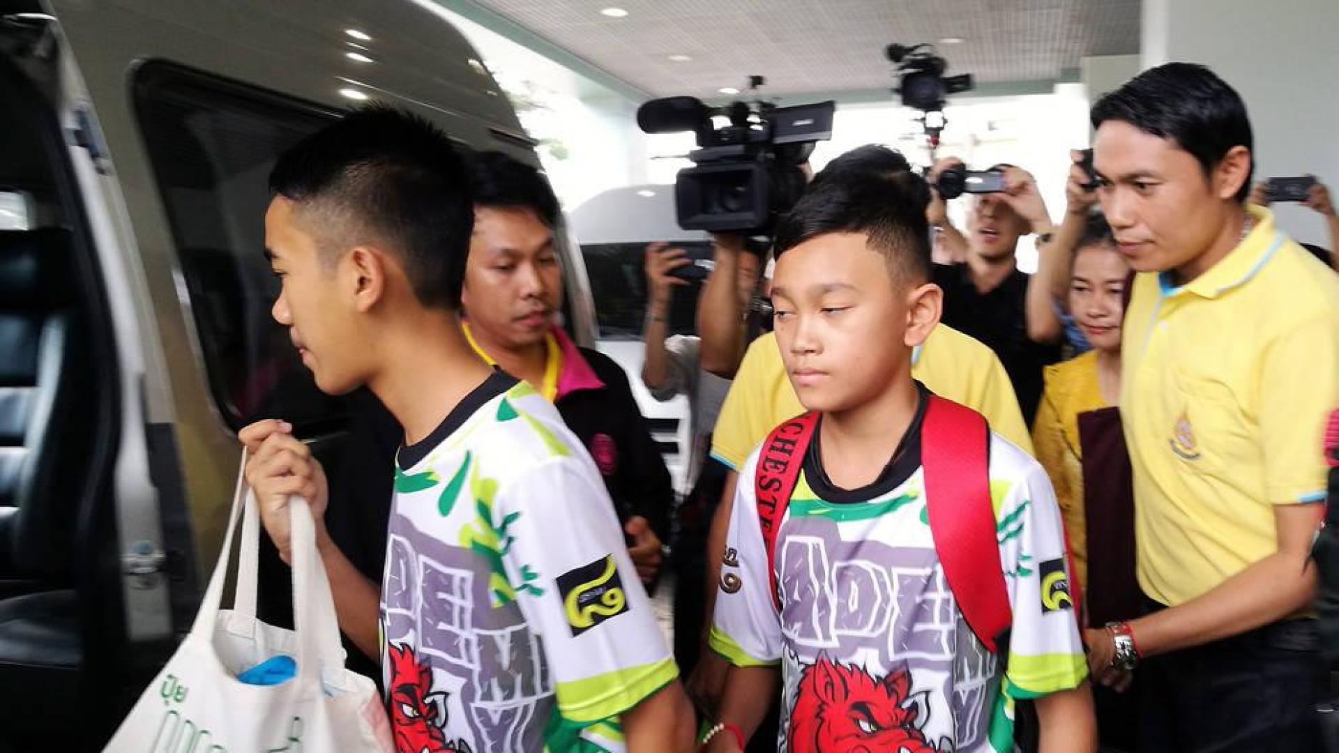 Los 12 chicos y el tutor rescatados en la cueva en Tailandia salen del hospital