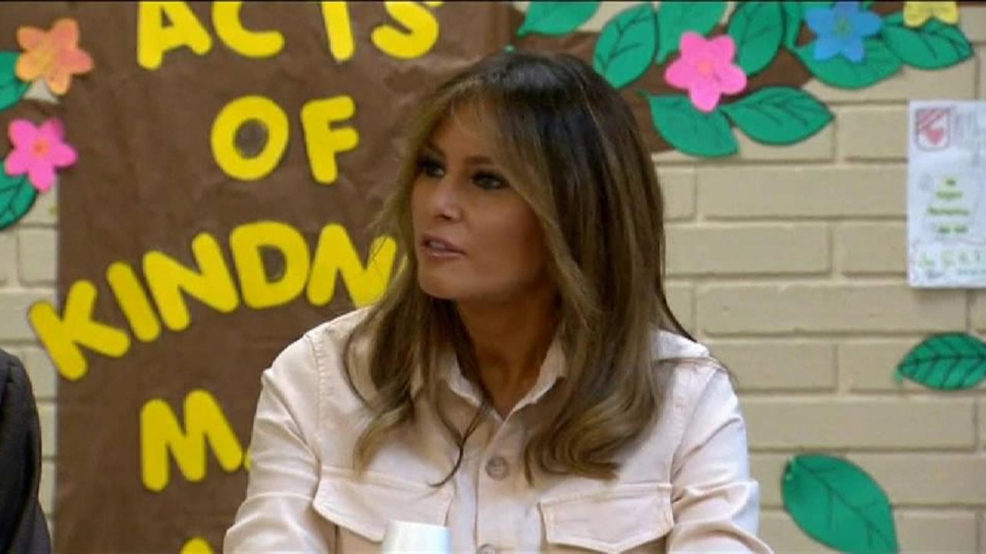 Melania Trump visita a niños inmigrantes con una prenda con la frase "no me importa"