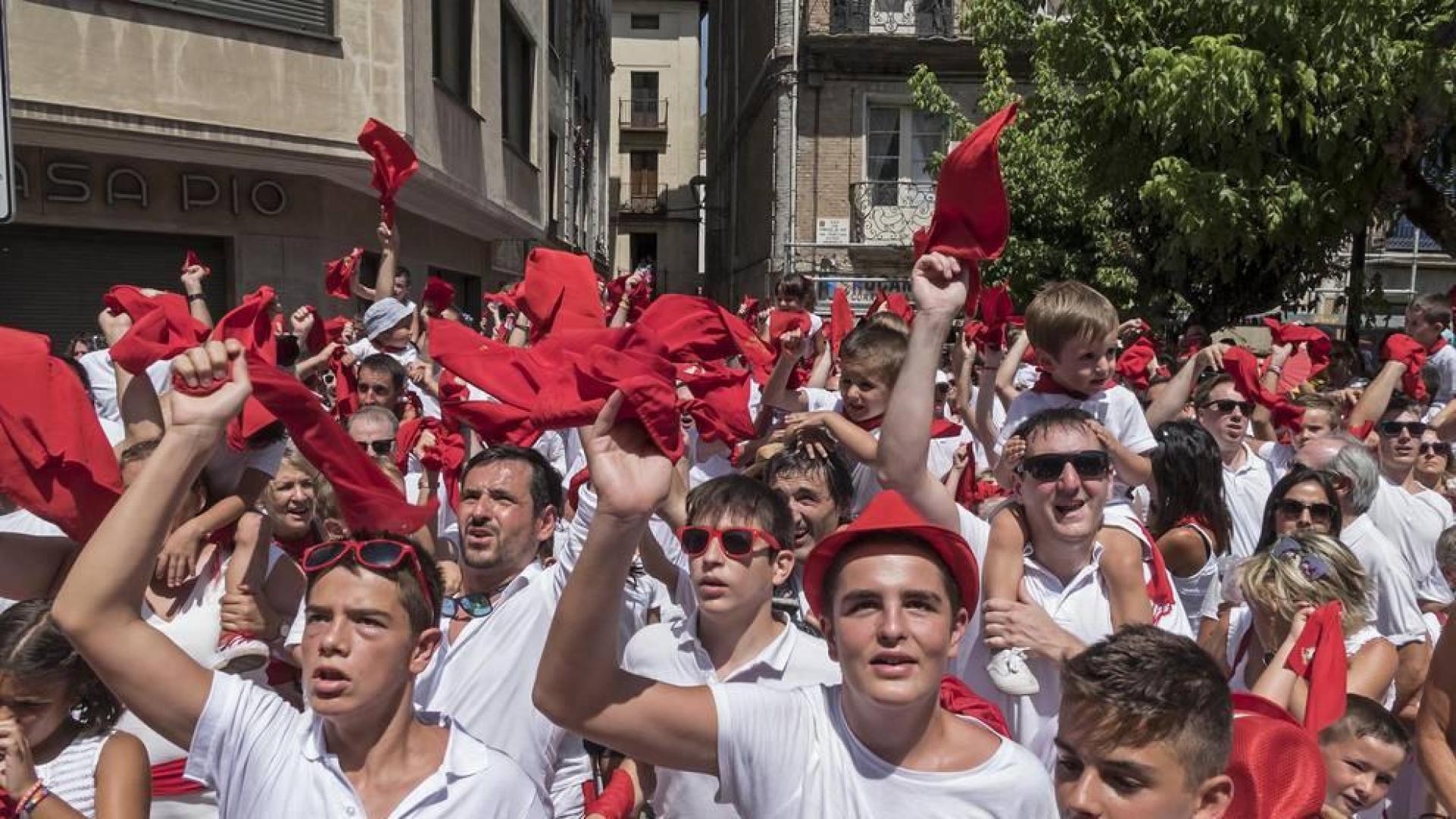 El calor no fue rival en la pañuelada de Estella
