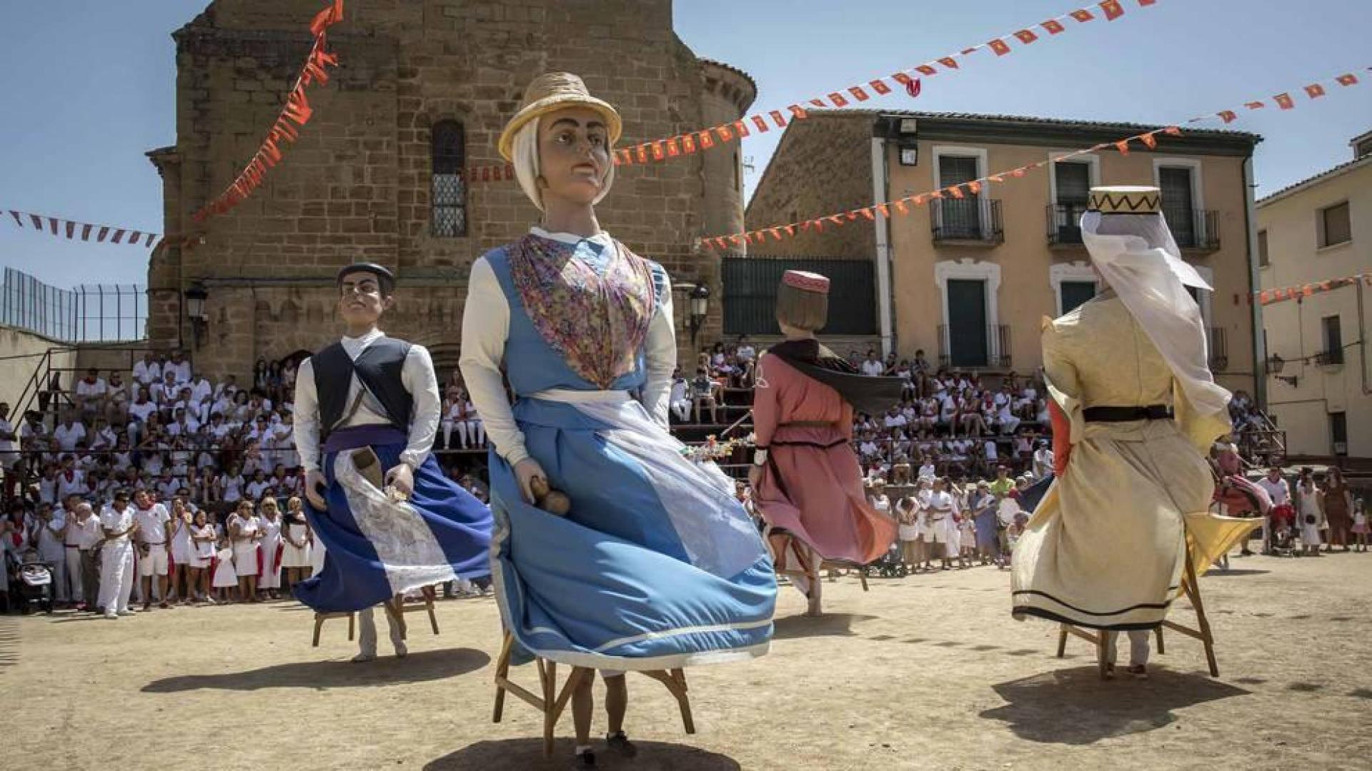 Carcastillo homenajeó este domingo a Mari Carmen Palacios por toda una vida dedicada al cuidado y mantenimiento de la parroquia local. El reconocimiento tuvo lugar en la iglesia de San Salvador, que acogió la misa del día grande de las fiestas.