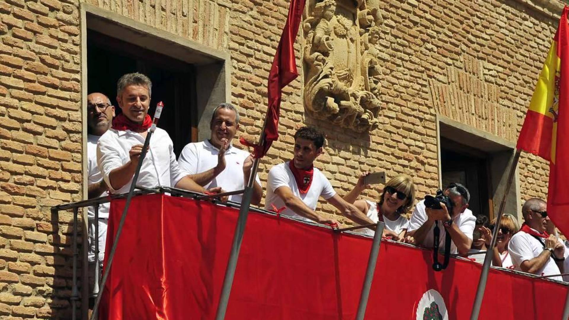 La villa comenzó sus fiestas reconociendo la carrera profesional del peluquero Mikel Luzea. El calor no fue excusa para que los vecinos disfrutasen del chupinazo