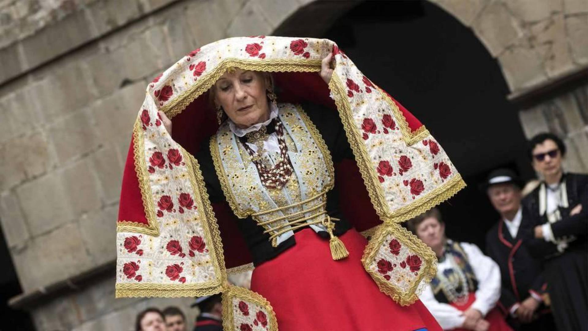 Los roncaleses de Isaba celebraron este domingo la novena edición del Día de la Indumentaria Roncalesa, haciendo un paso por la historia de la moda de la época en la que explicaron los secretos y curiosidades que rodean sus trajes tradicionales