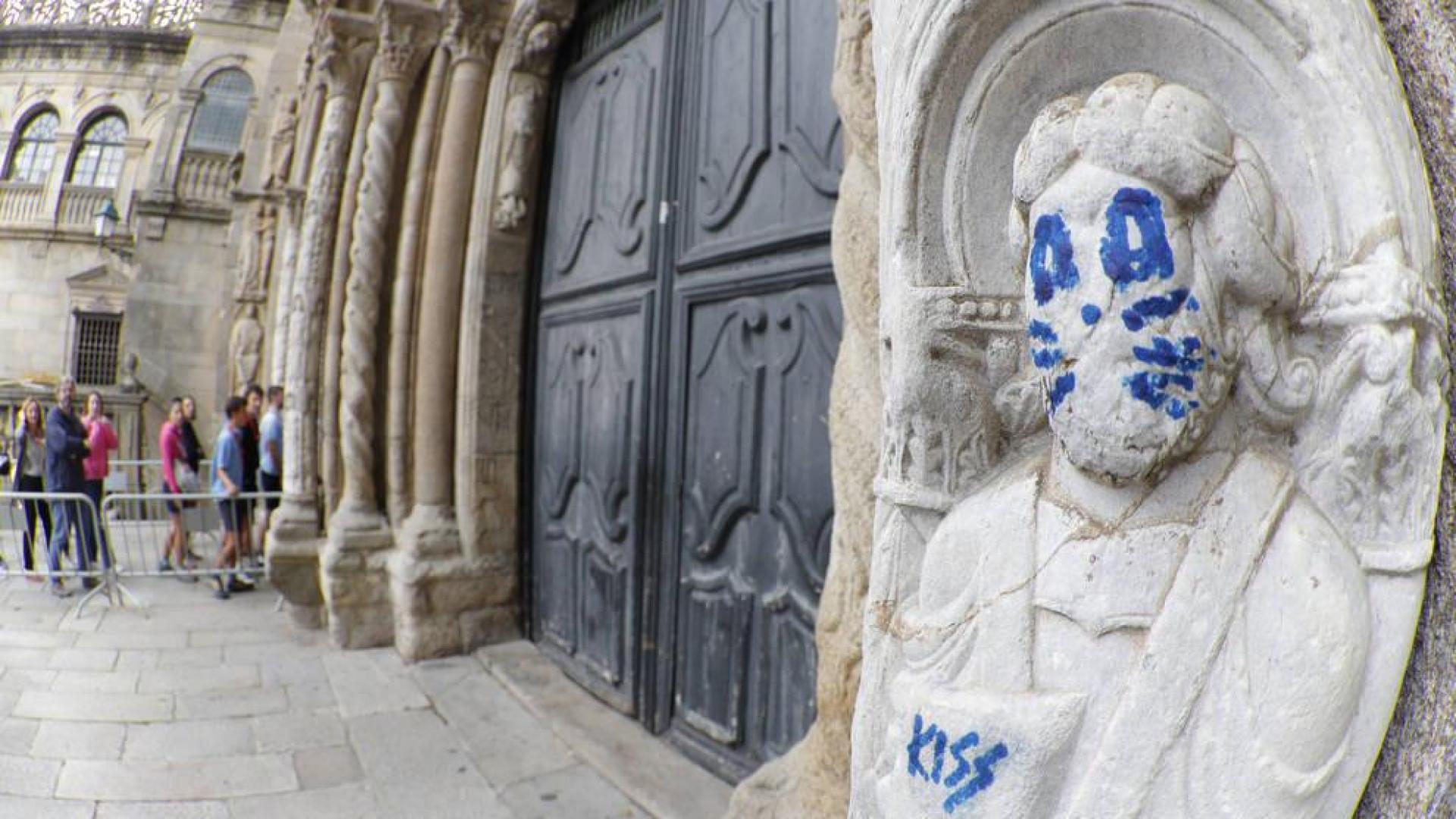 Acto vandálico en la fachada de Praterías de la Catedral de Santiago