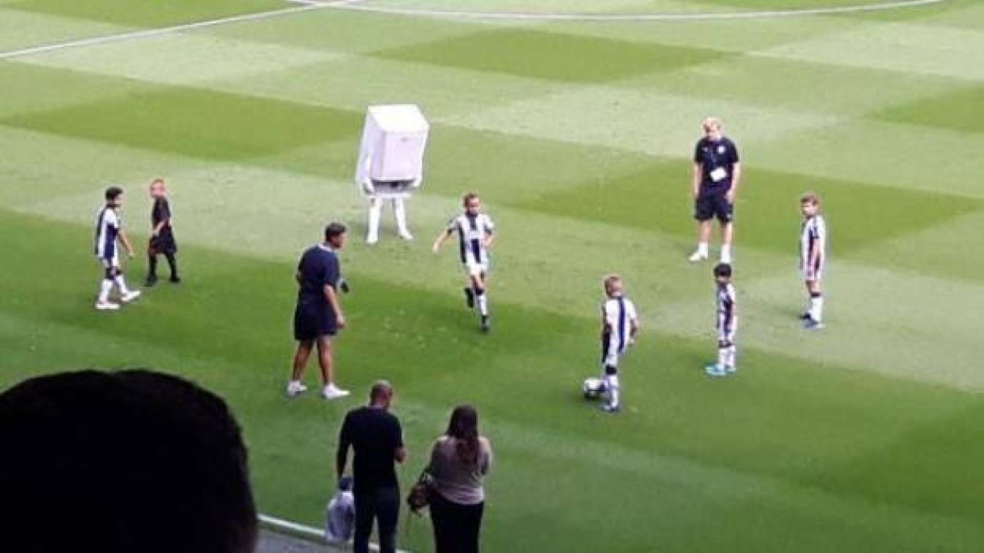 La mascota que 'calienta' a los aficionados del West Brom
