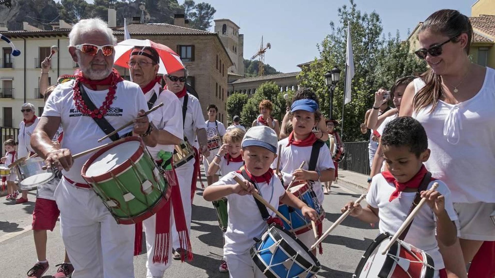 Imágenes de las Fiestas de Estella que comprenden: la verbena de plaza de los Fueros, homenaje a los mayores, bombada, Gorgorito, comidas de Quintos en el paseo de los Llanos, baile de la era y popurri estellés.
