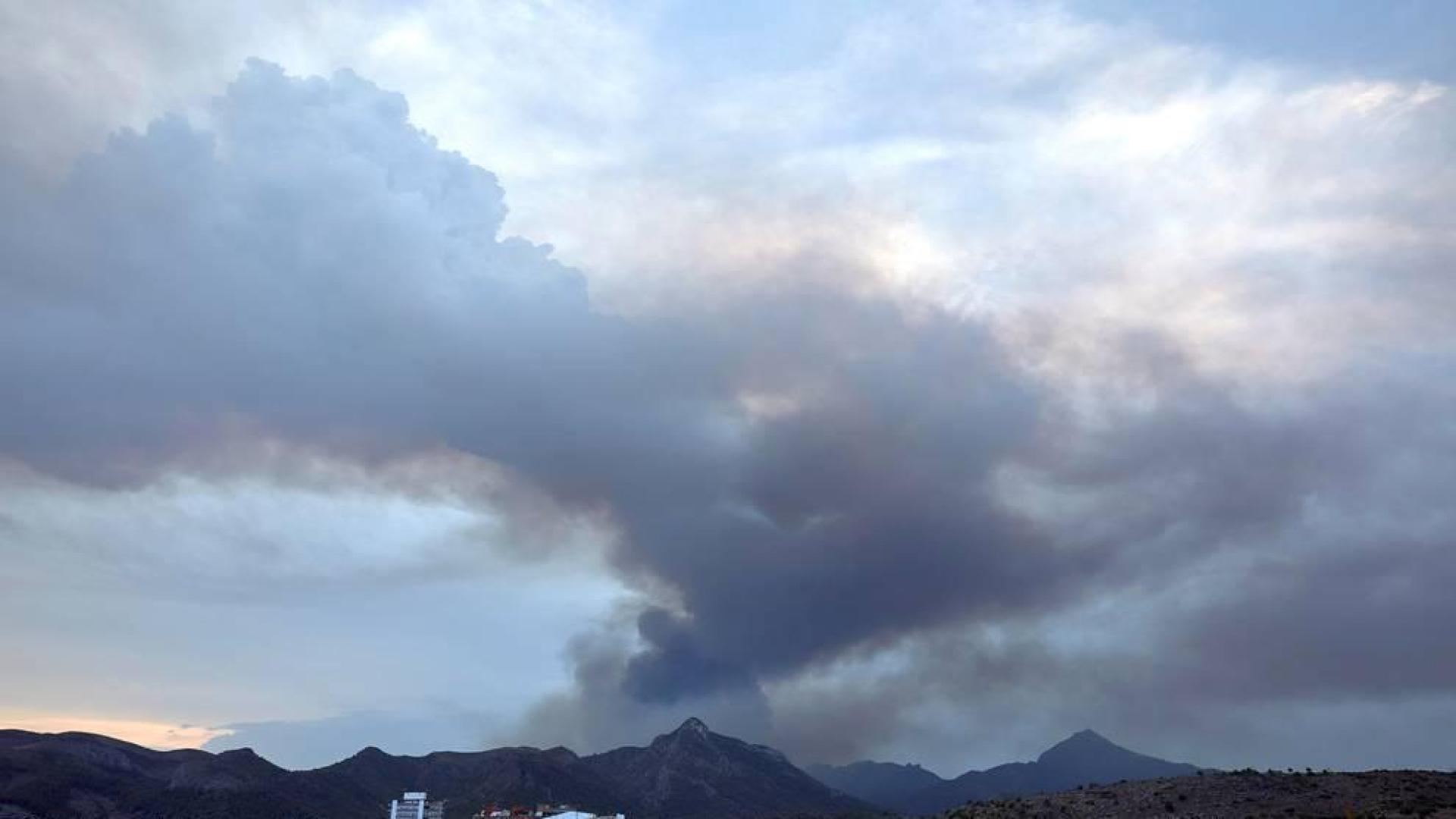 El incendio de Valencia ha quemado 1.400 hectáreas y sigue activo