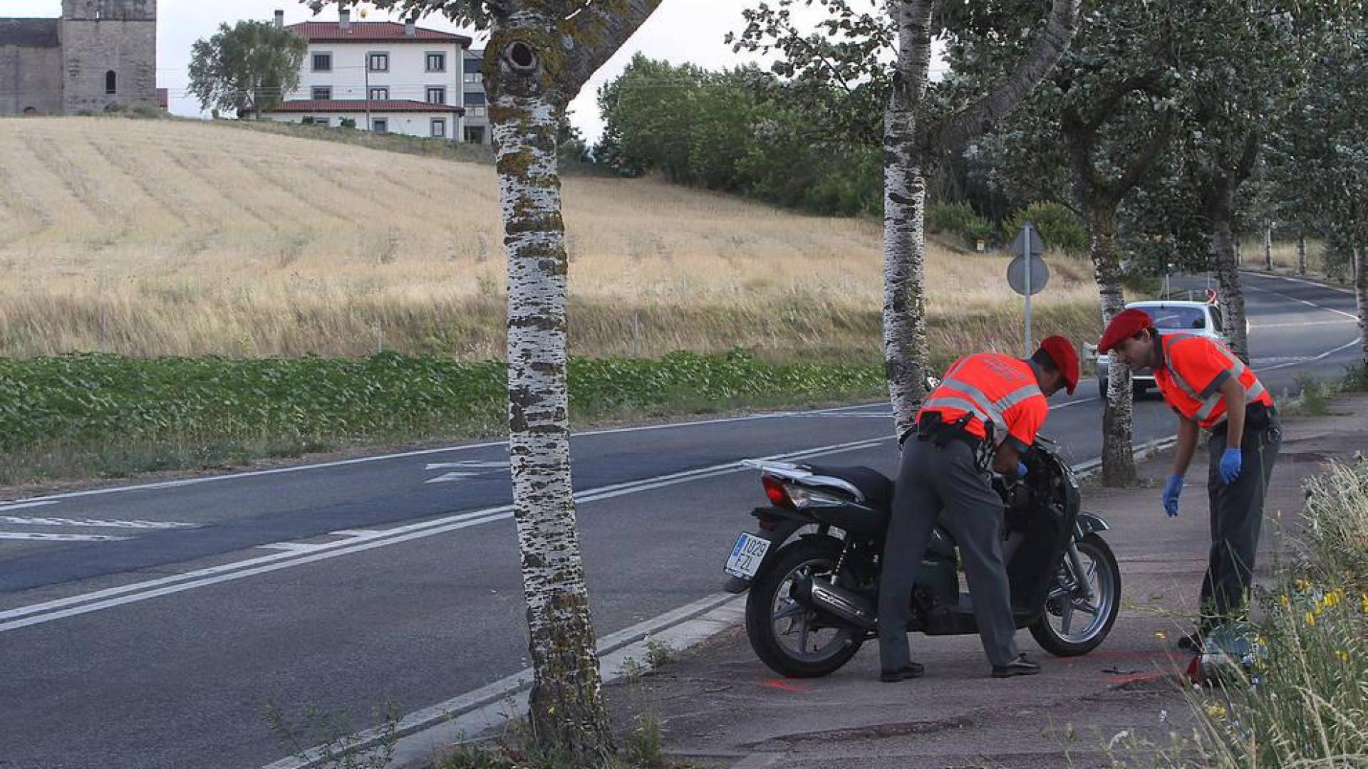 Le sorprenden en moto sin carné en San Adrián y entrega el de un familiar