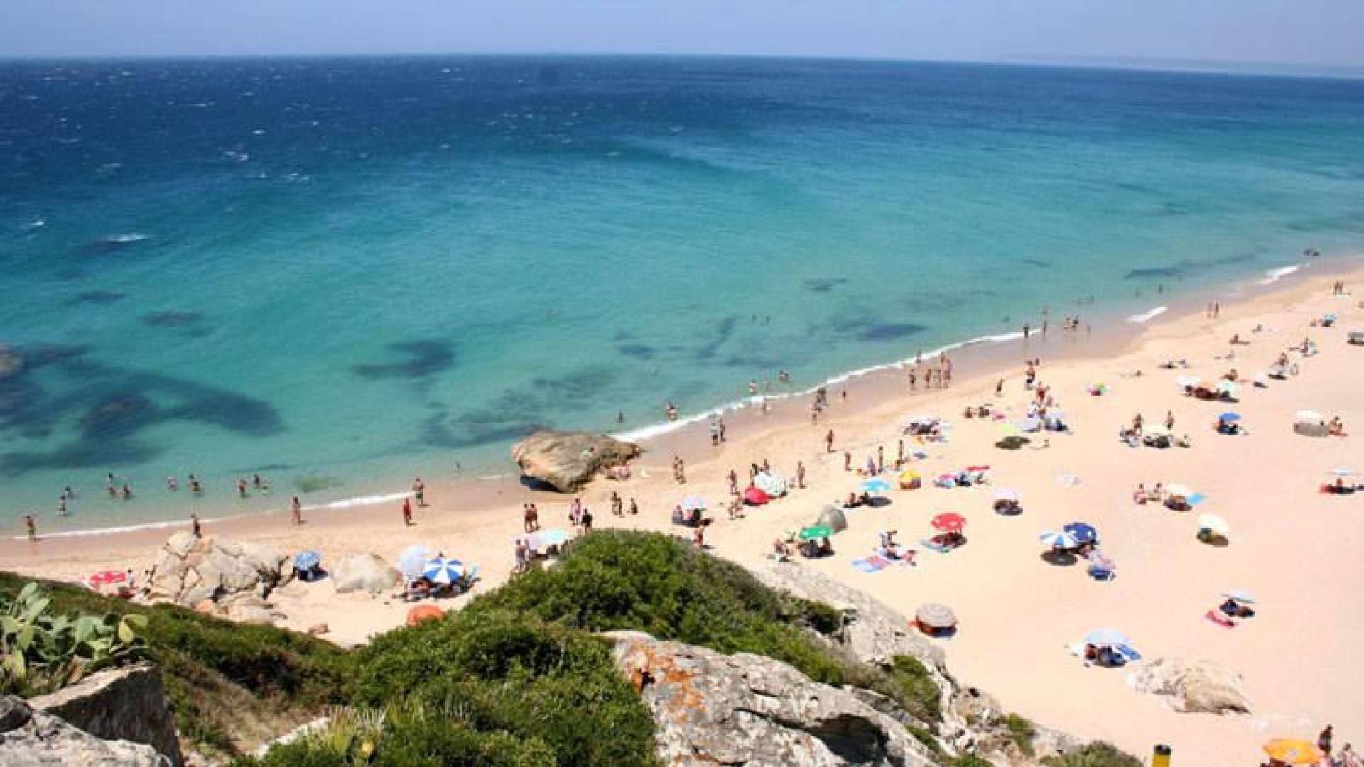 Muere un niño de 5 años al arrastrar el mar su colchoneta
