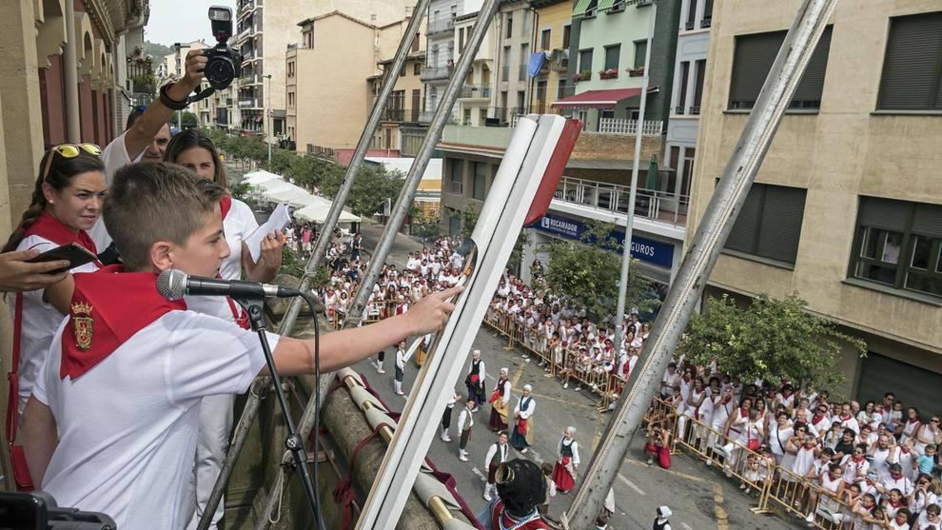 Imágenes de la cornada en el encierro de Estella, bajadica de Che, cohete infantil, subida de la corporación infantil, ofrenda floral, pañuelada, entre otros.
