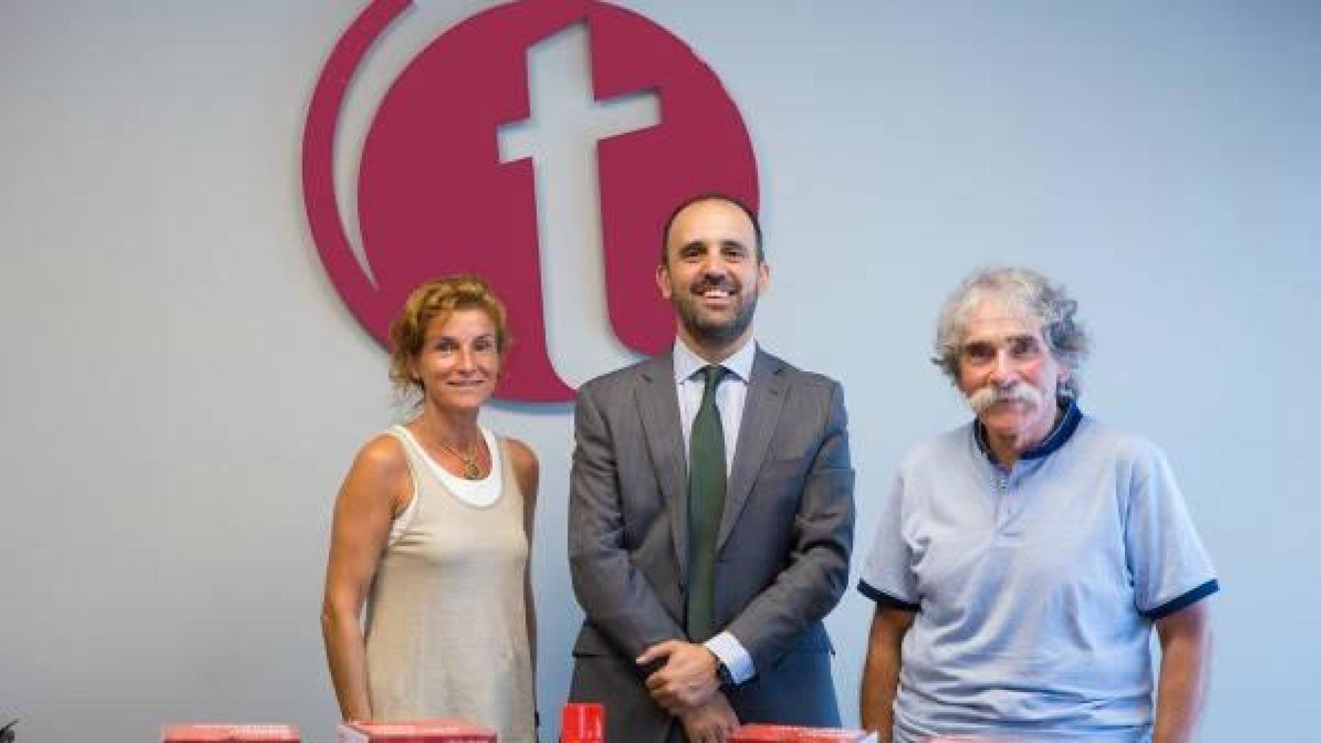 Kutxabank entrega a Tasubinsa para actividades 35 huchas con forma de cajero