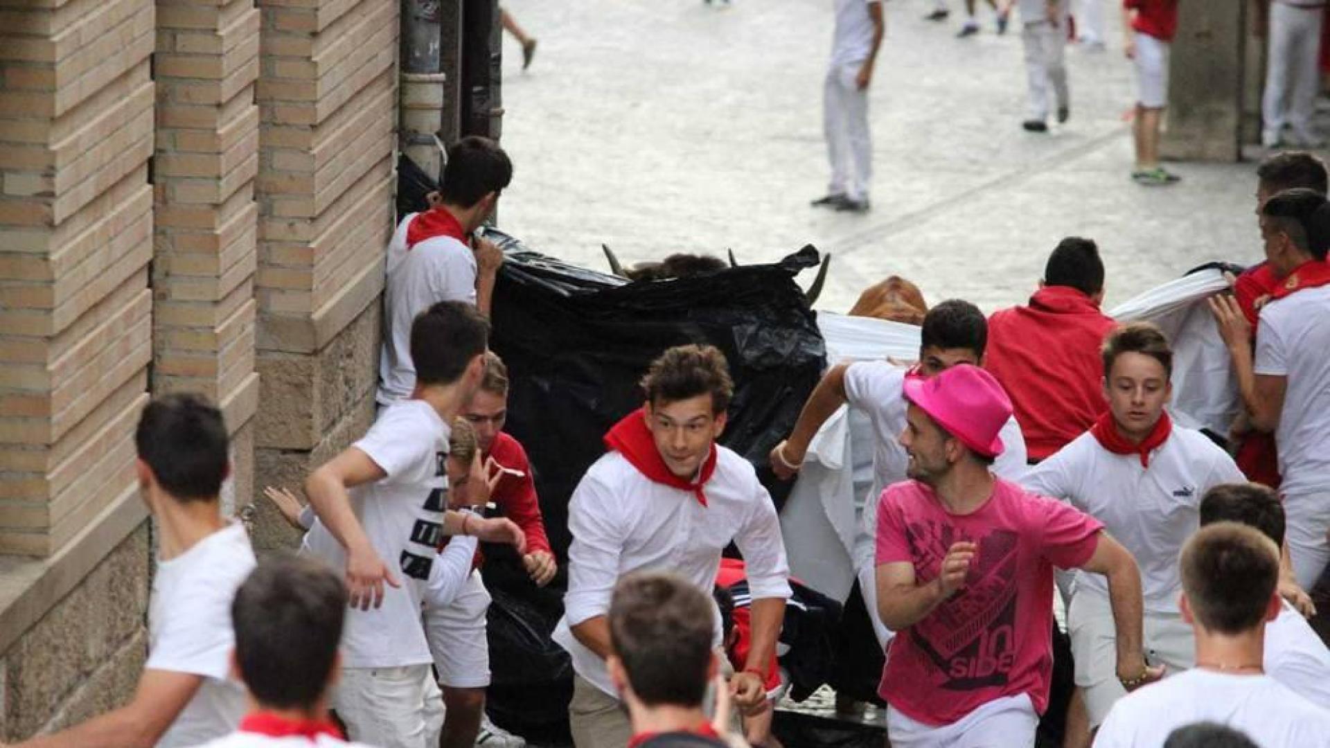 Los mozos se arriesgan con un lona de plástico en el quinto encierro de Estella
