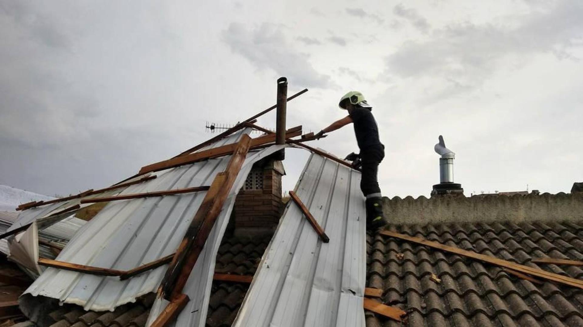 Varios tejados de Mélida sufren daños a causa de una fuerte tormenta