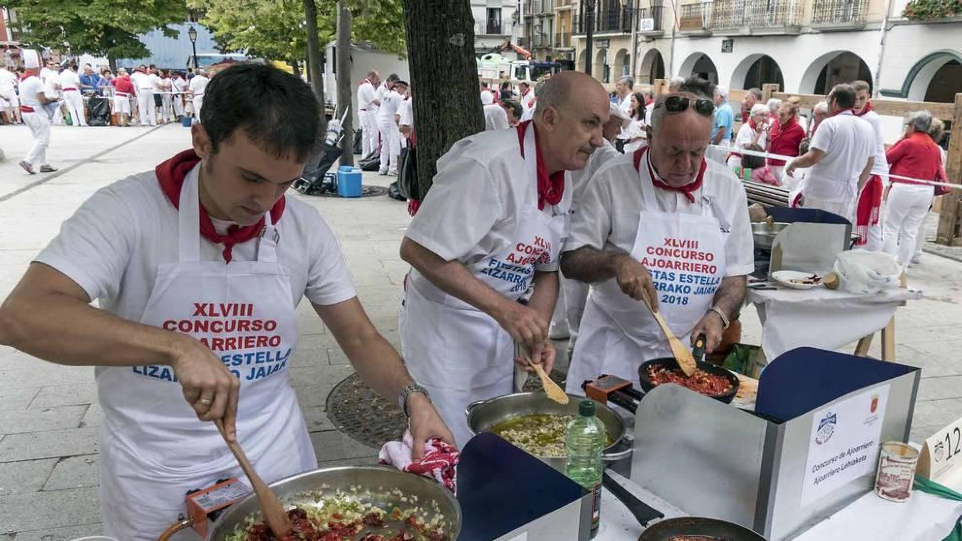 Estella finaliza sus fiestas patronales con el Día de la Abadejada, con los actos tradicionales de este día: la despedida de los gigantes y el XLVIII concurso de ajoarriero. Además, el grupo musical canario Efecto Pasillo protagonizó la 'fiesta joven' de la noche del miércoles.