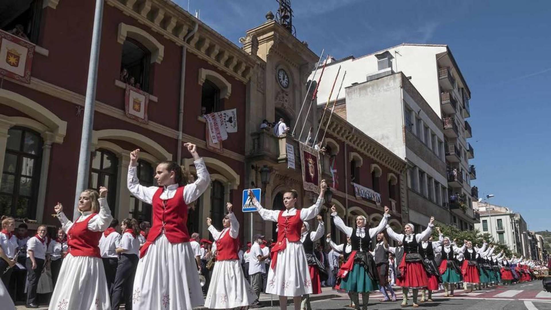 Estella ha arrancado este viernes, Viernes de Gigantes, sus fiestas patronales. Los actos festivos en la ciudad del Ega se prolongarán durante siete días.