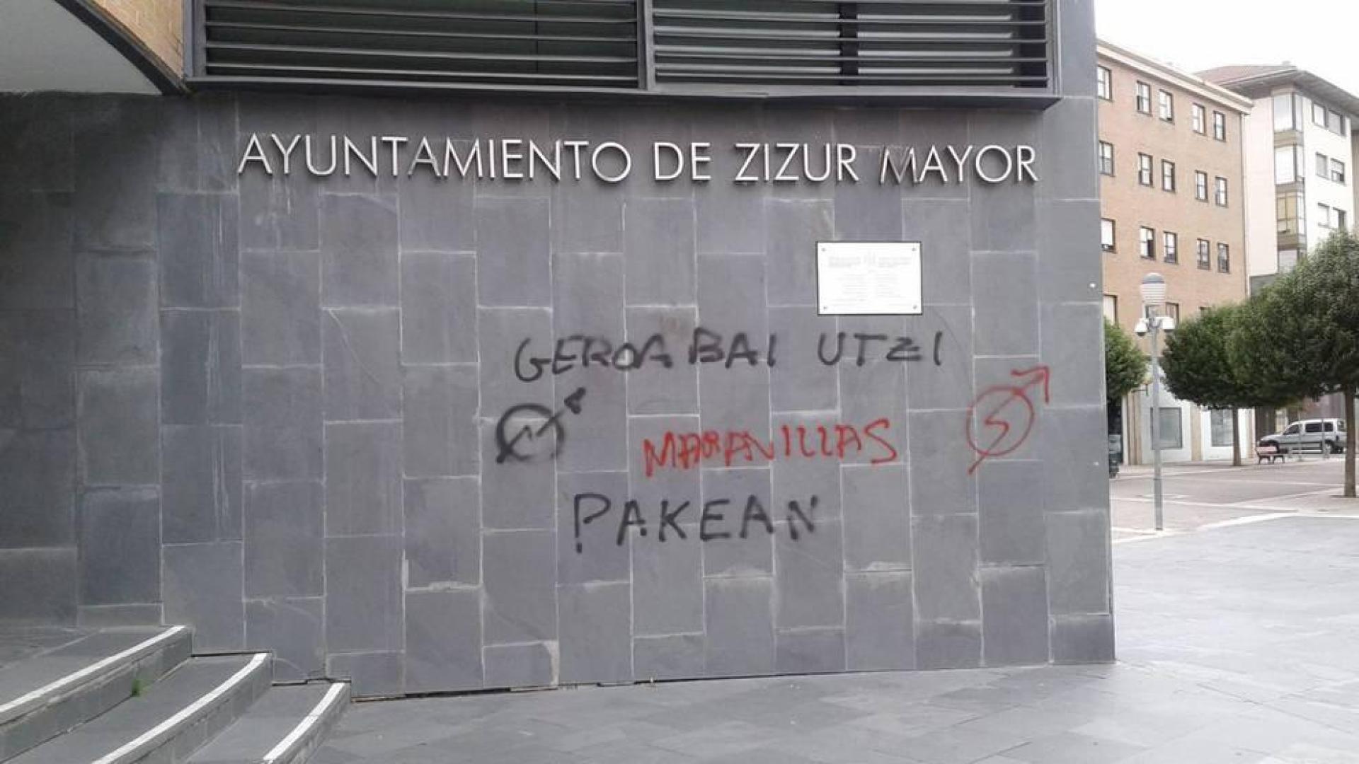 Geroa Bai rechaza las pintadas sobre los okupas de Rozalejo en Zizur Mayor
