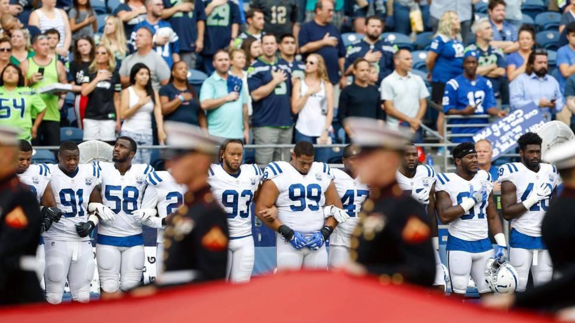Trump pide que multar "sin sueldo" a los jugadores que protesten durante el himno