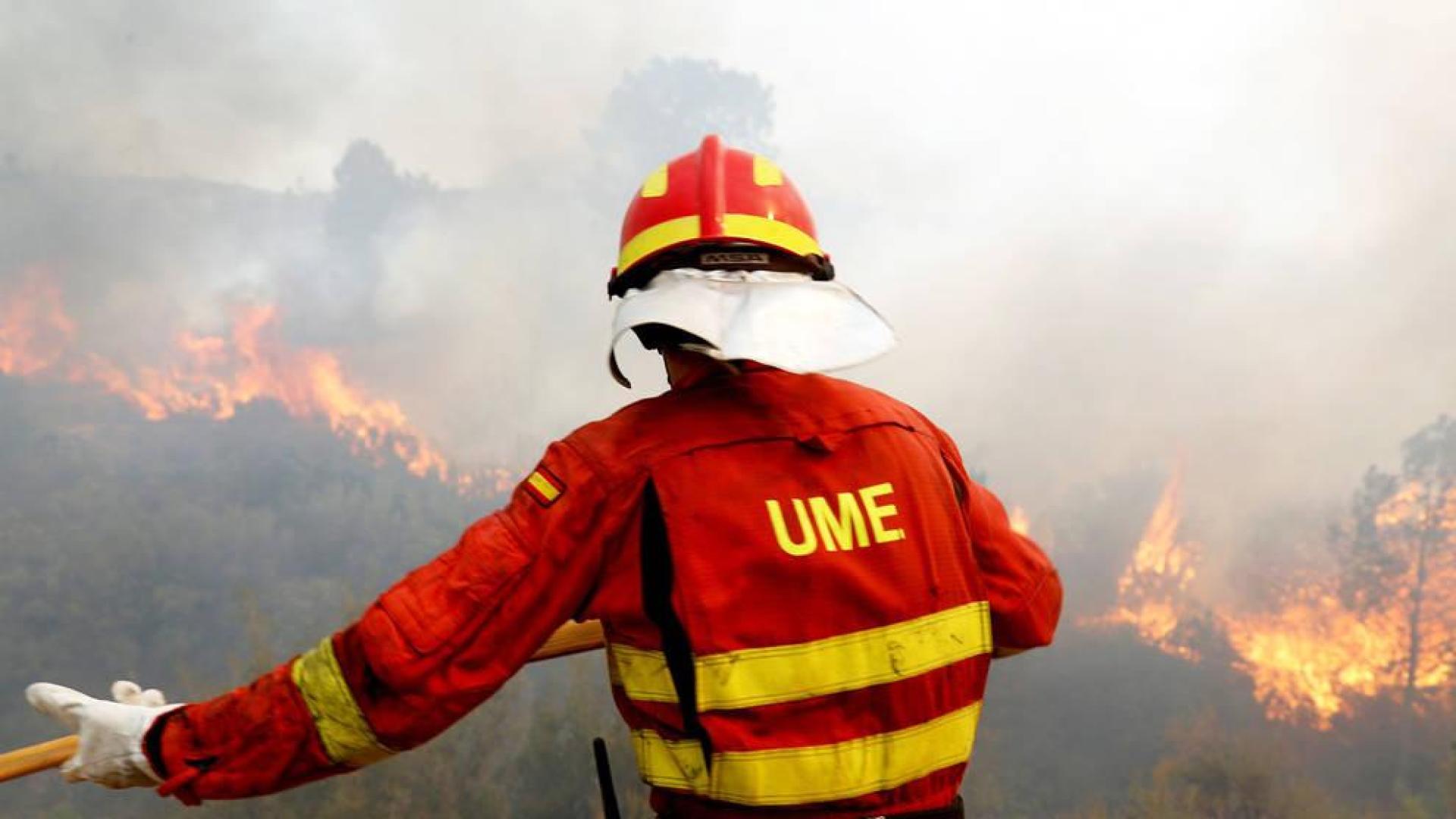 Los bomberos confían en dar por controlado el fuego de Llutxent esta tarde