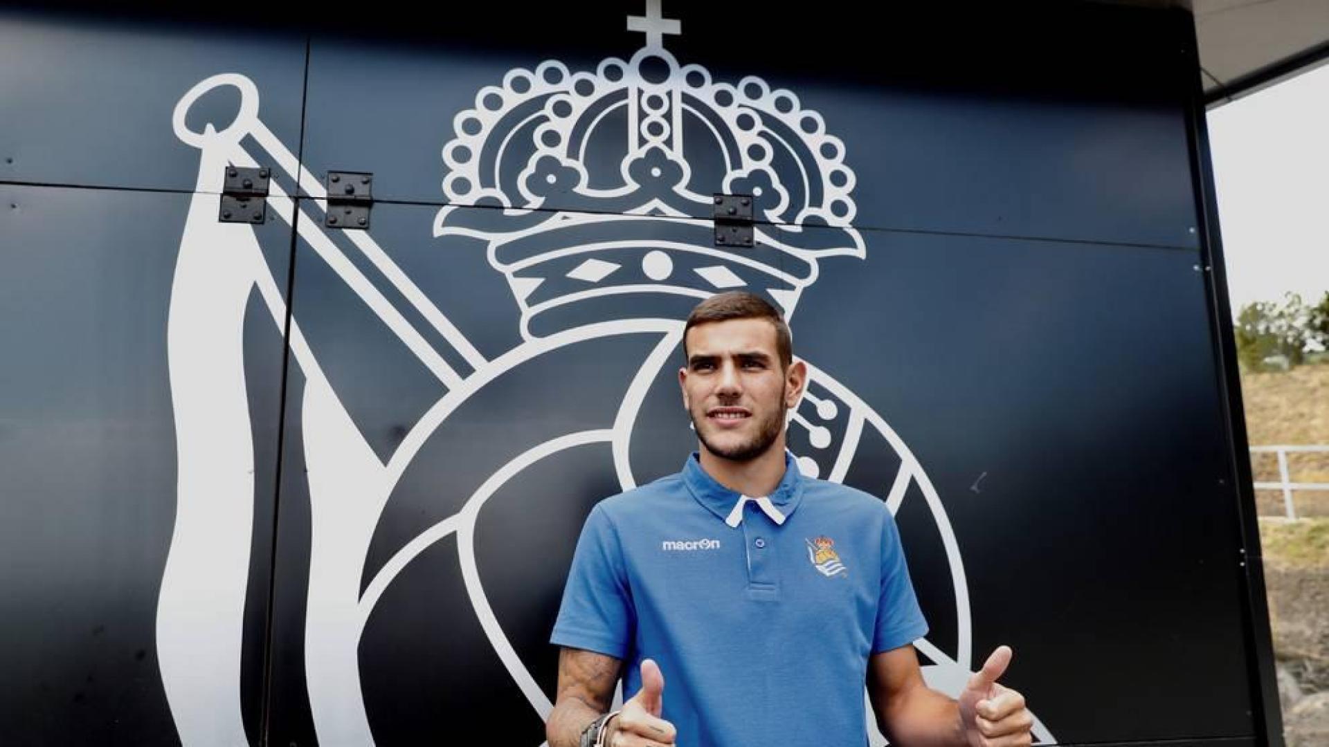 Theo Hernández firma con la Real Sociedad y viaja con el equipo a Alemania