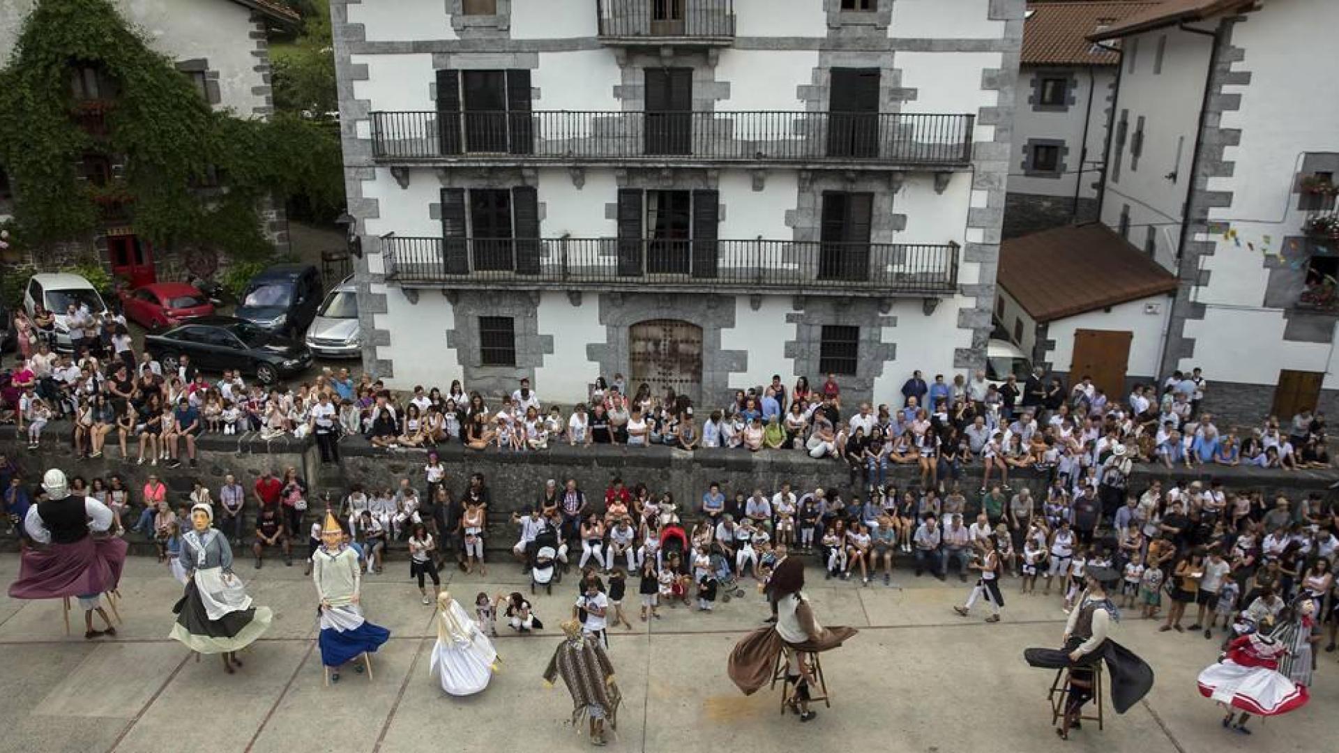 Gabriel Saralegui fue el encargado de prender la mecha que dio comienzo este viernes, 10 de agosto, a las fiestas de Leitza 2018.