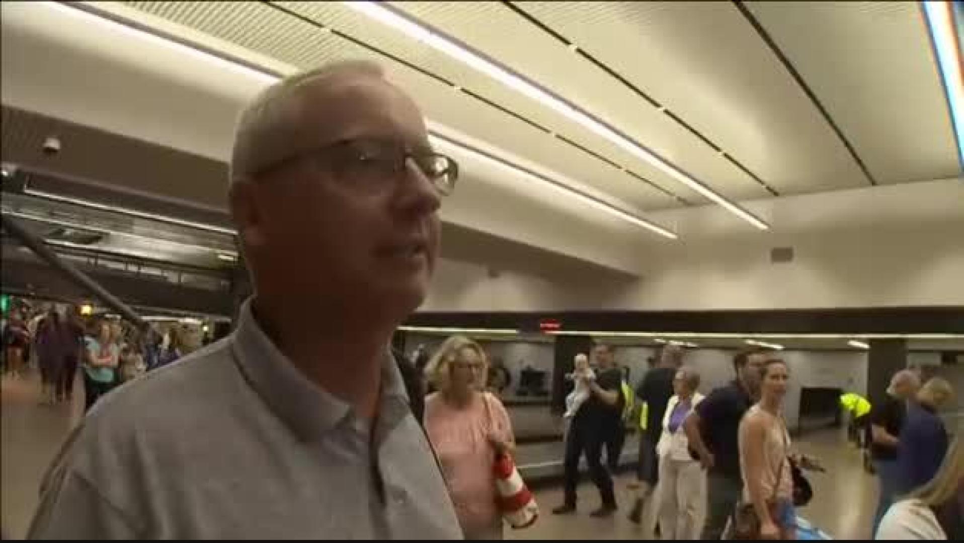 Un trabajador de una aerolínea roba un avión en el aeropuerto de Seattle y se estrella