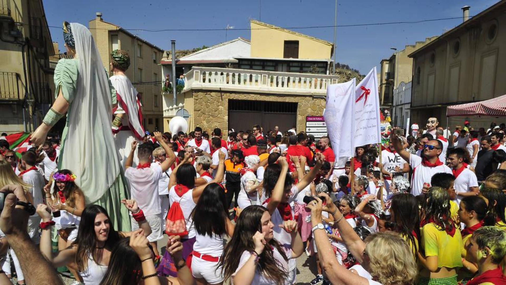 La localidad ribera arrancó sus fiestas este sábado. El alcalde, Valentín García Olcoz, fue el encargado de prender la mecha. Este domingo, a las 9:00 horas, tendrá lugar el primer encierro del Pilón
