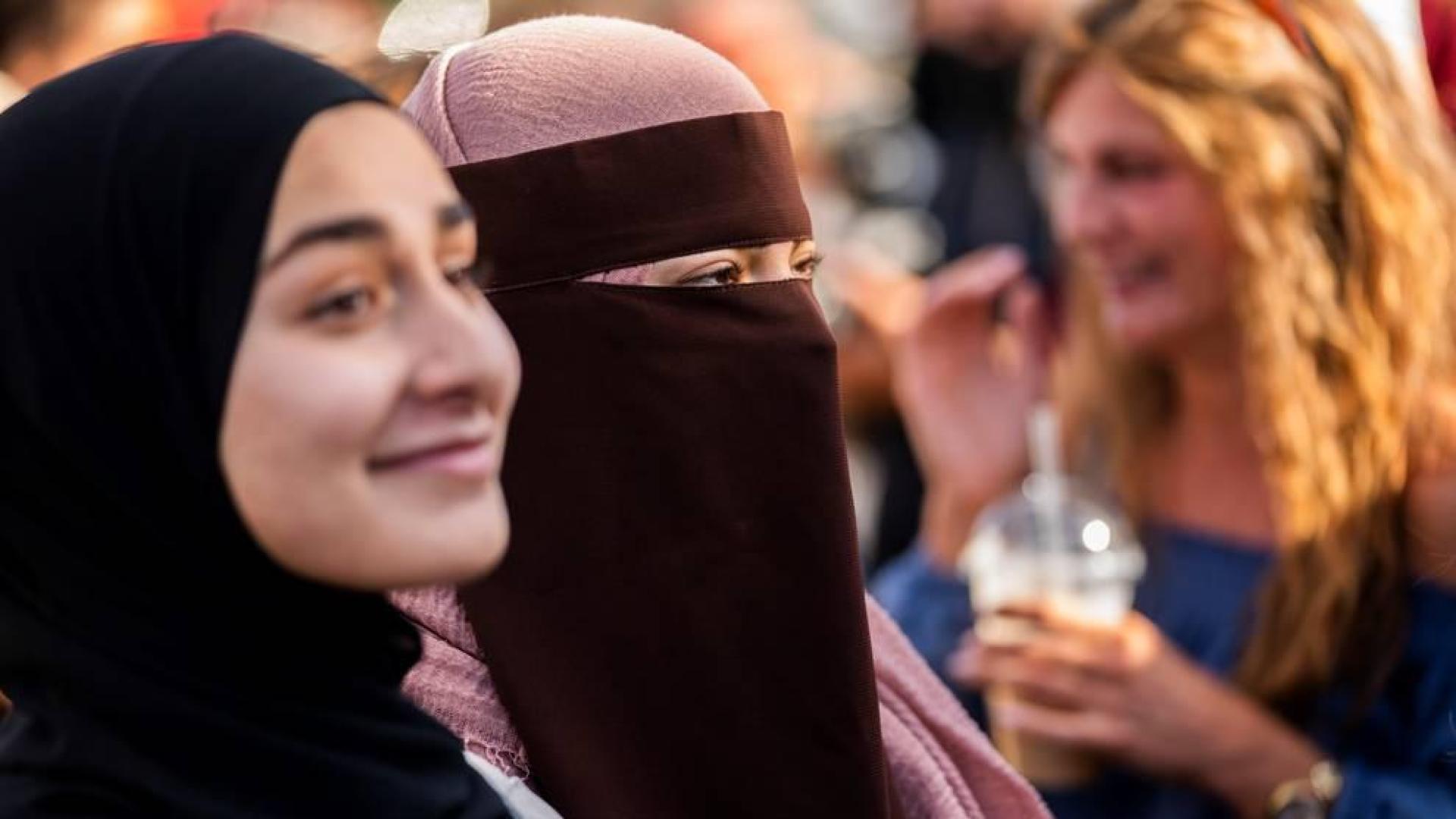La entrada en vigor de la nueva ley antiburka agita el debate en Dinamarca