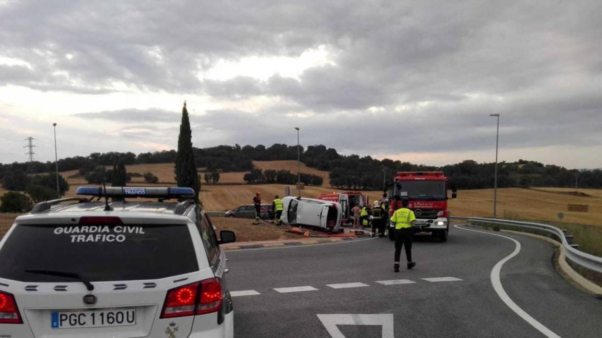 Trasladado al hospital de Estella tras volcar con el coche en la A12