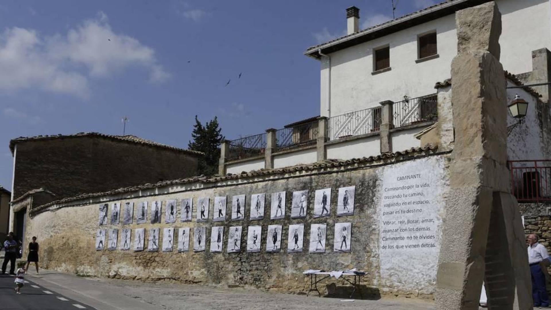 Una estatua en piedra de cinco metros de altura recibe desde este domingo al visitante y contempla a sus vecinos. Obra del artista Félix Zaratiegui para el programa Landarte, es parte además del proyecto Paseo Megalítico alrededor del pueblo