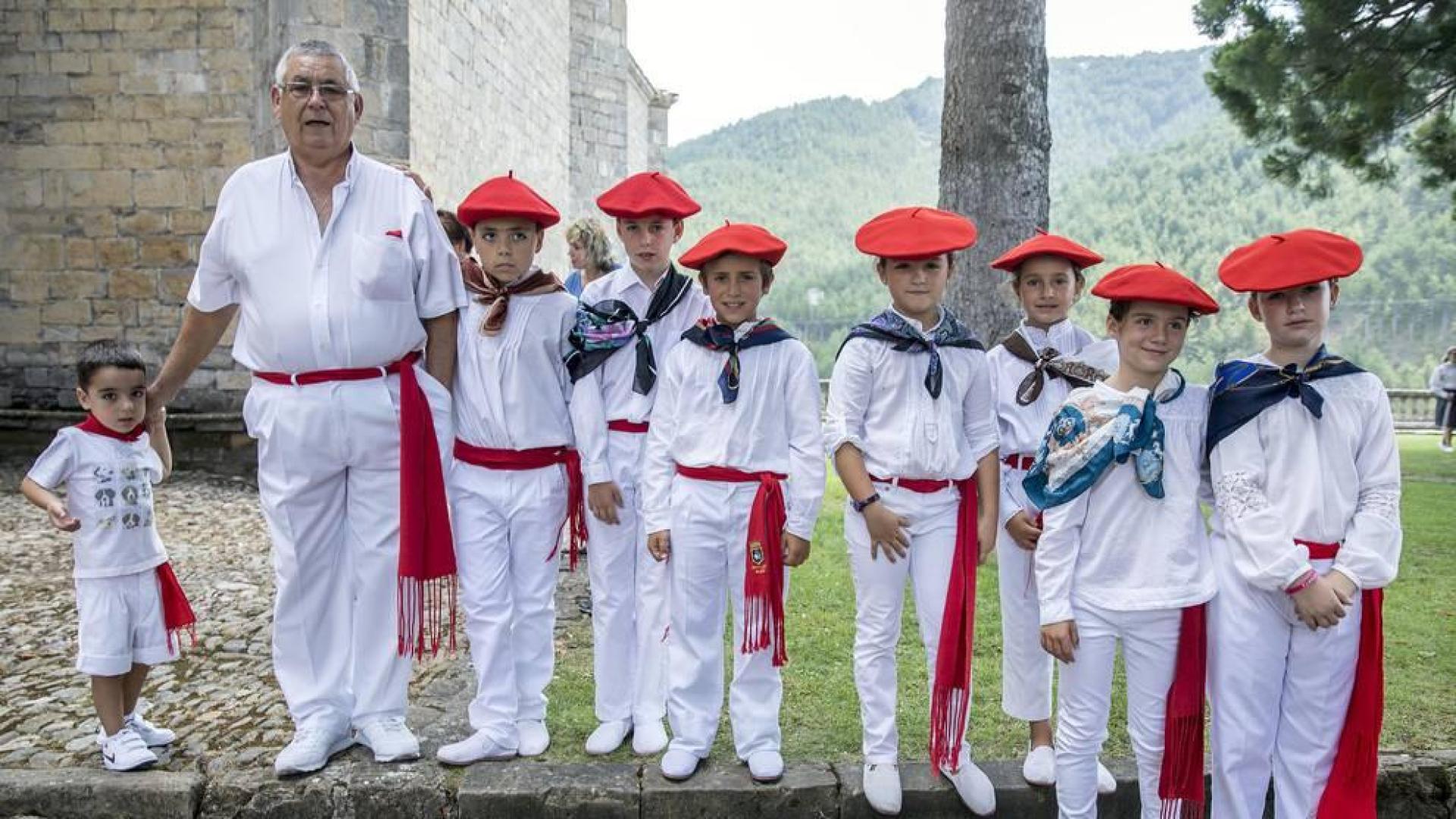 La localidad celebró el día grande de sus fiestas este domingo. Una jornada en la que la procesión al santo y la misa solemne estuvieron en el centro. Después de la eucaristía, tuvo lugar el almuerzo popular y un espectáculo de dantzas