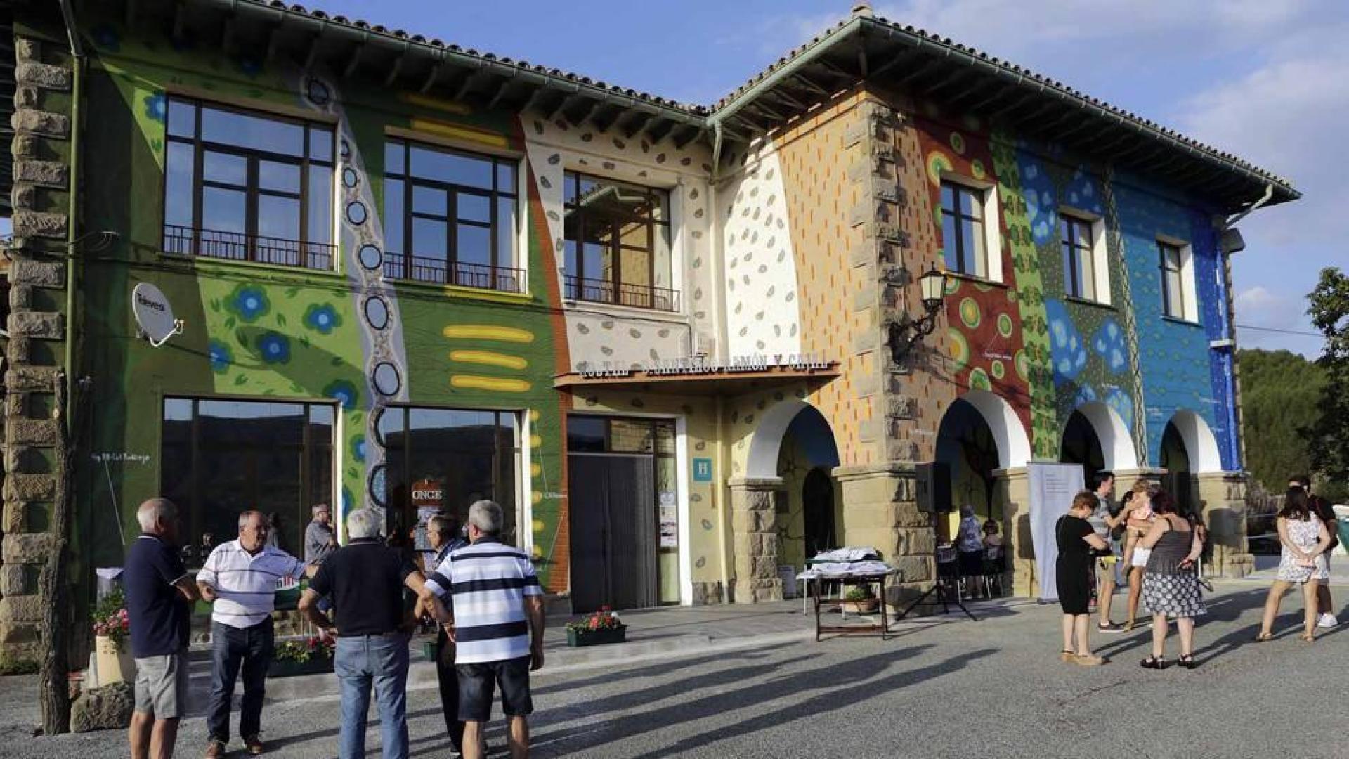 Médico, investigador y premio Nobel, Santiago Ramón y Cajal fue también un artista, con unos dibujos de células neuronales muy fieles a la realidad. Los vecinos de su pueblo y el grafitero Jabier Landa le han homenajeado pintando el hostal