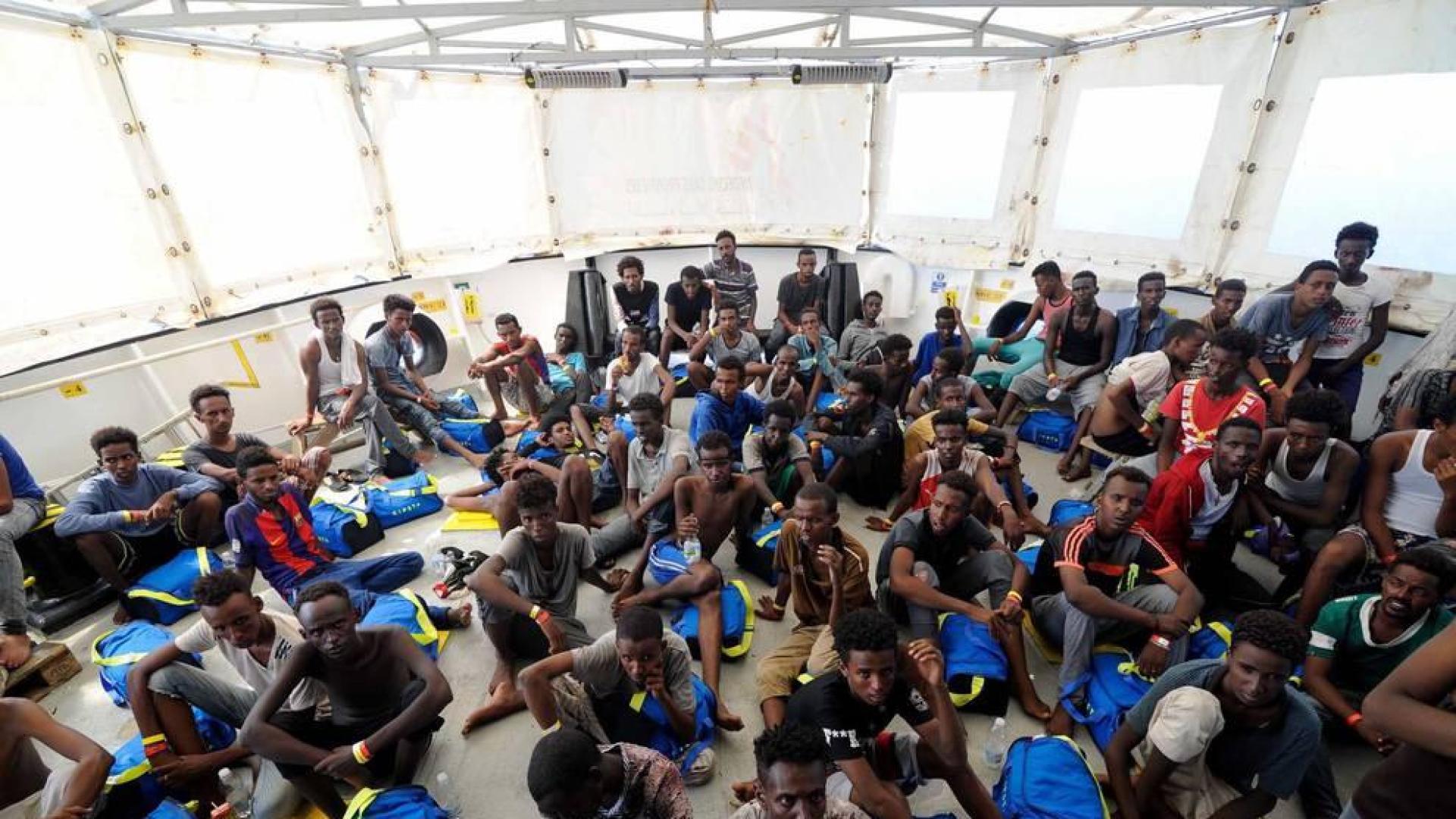 El 'Aquarius' busca un puerto europeo tras rechazo de Italia, Malta y España