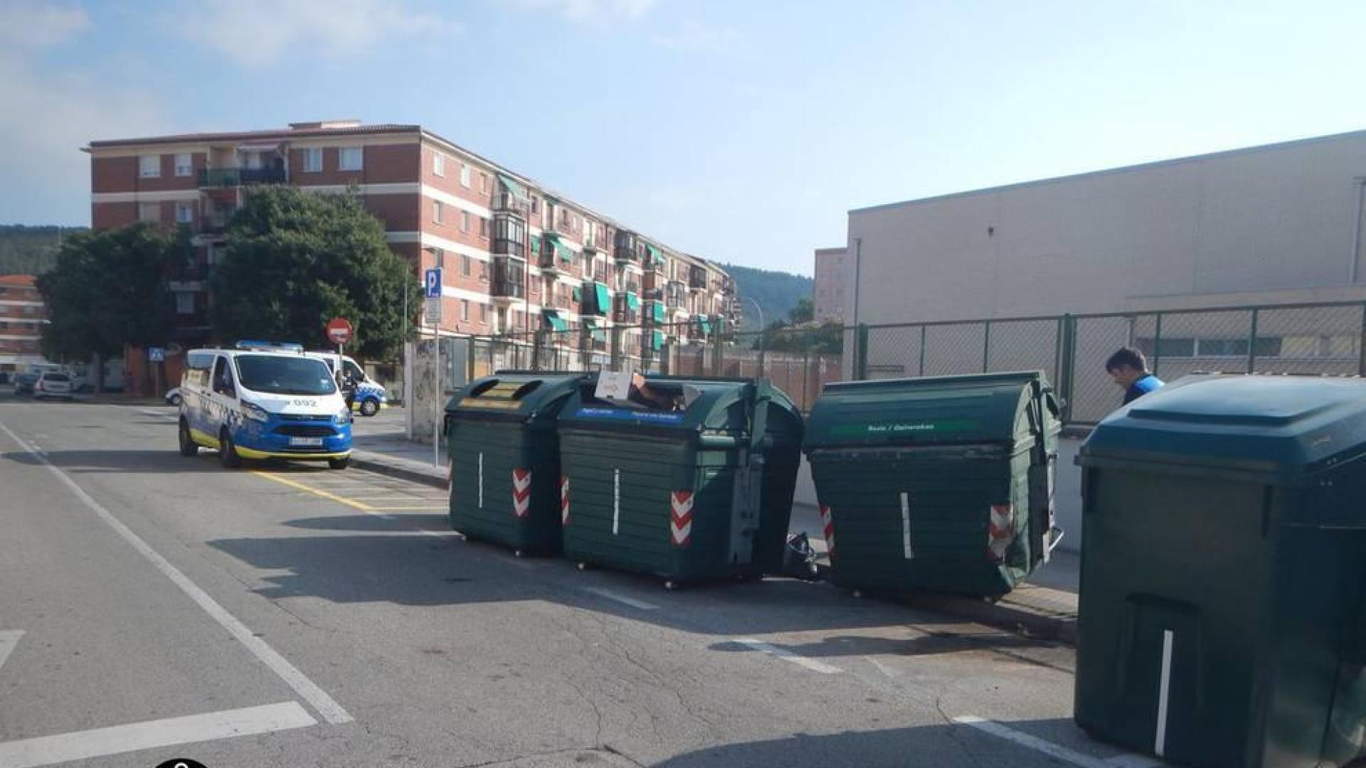 Choca contra unos contenedores en la Chantrea y supera la tasa de alcohol
