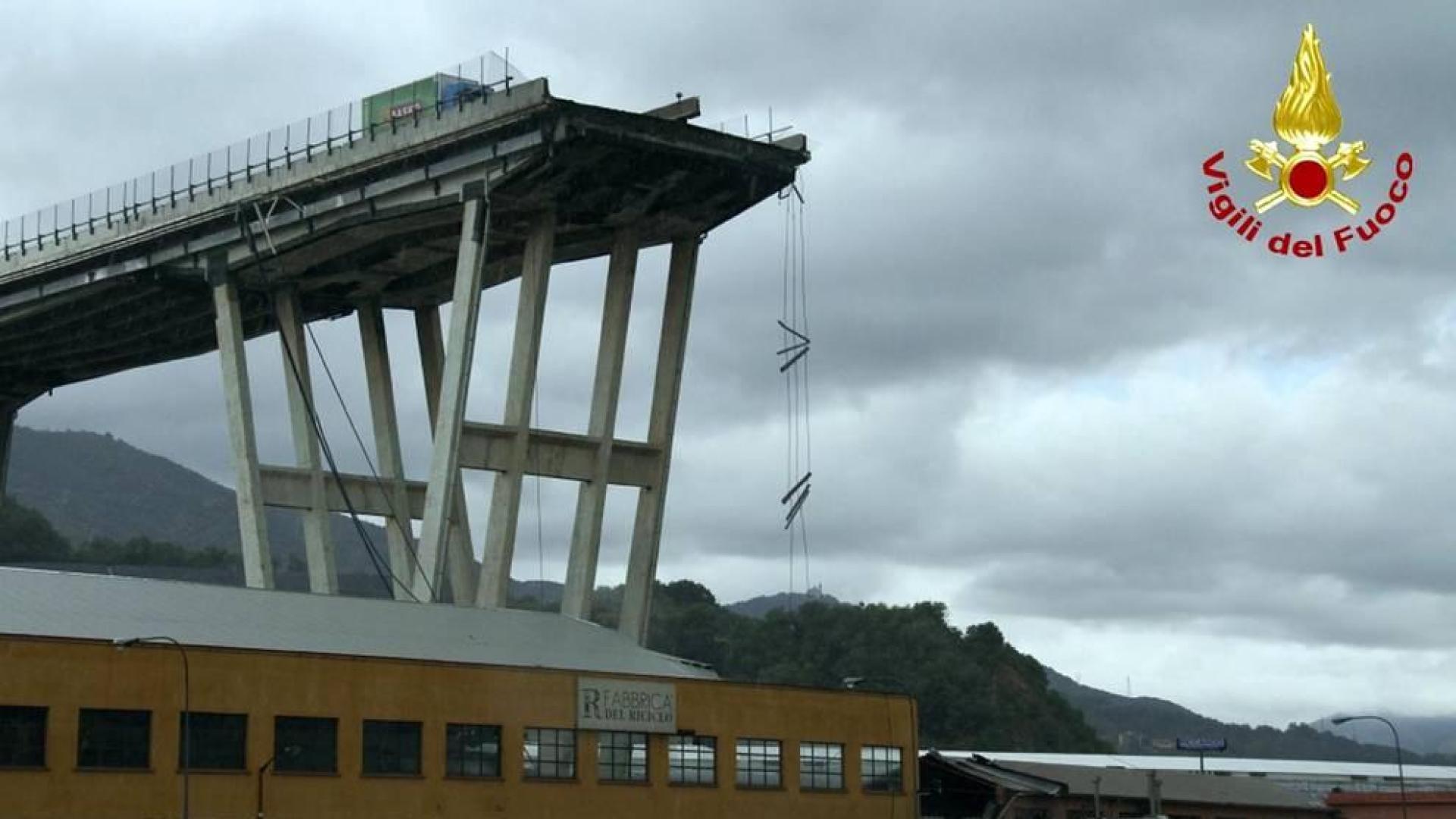 Un tramo del viaducto en la ciudad italiana de Génova se ha derrumbado este martes y las autoridades buscan damnificados entre los vehículos caídos al vacío y bajo los escombros.