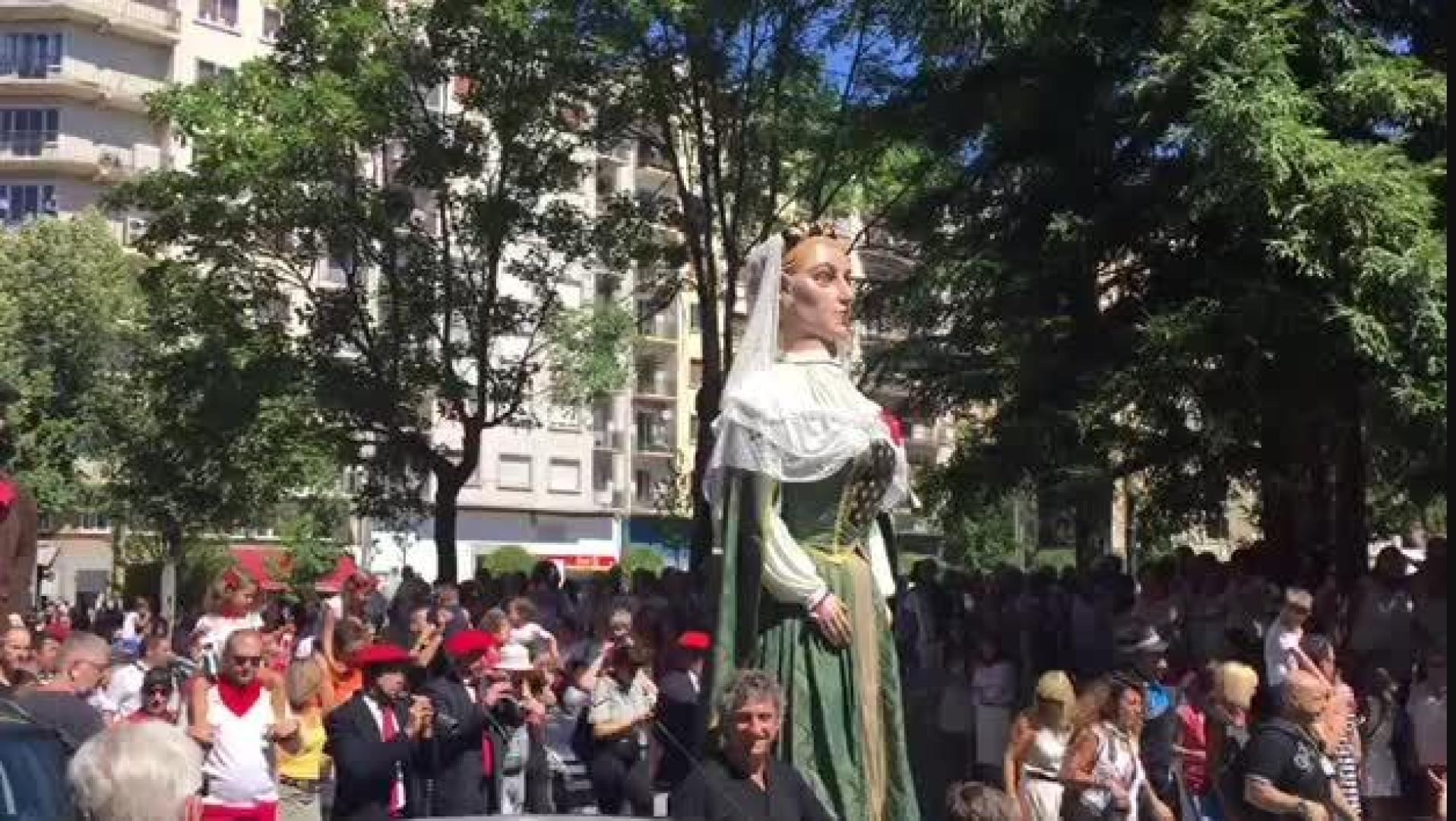 Salida de la comparsa de gigantes en las fiestas de Burlada