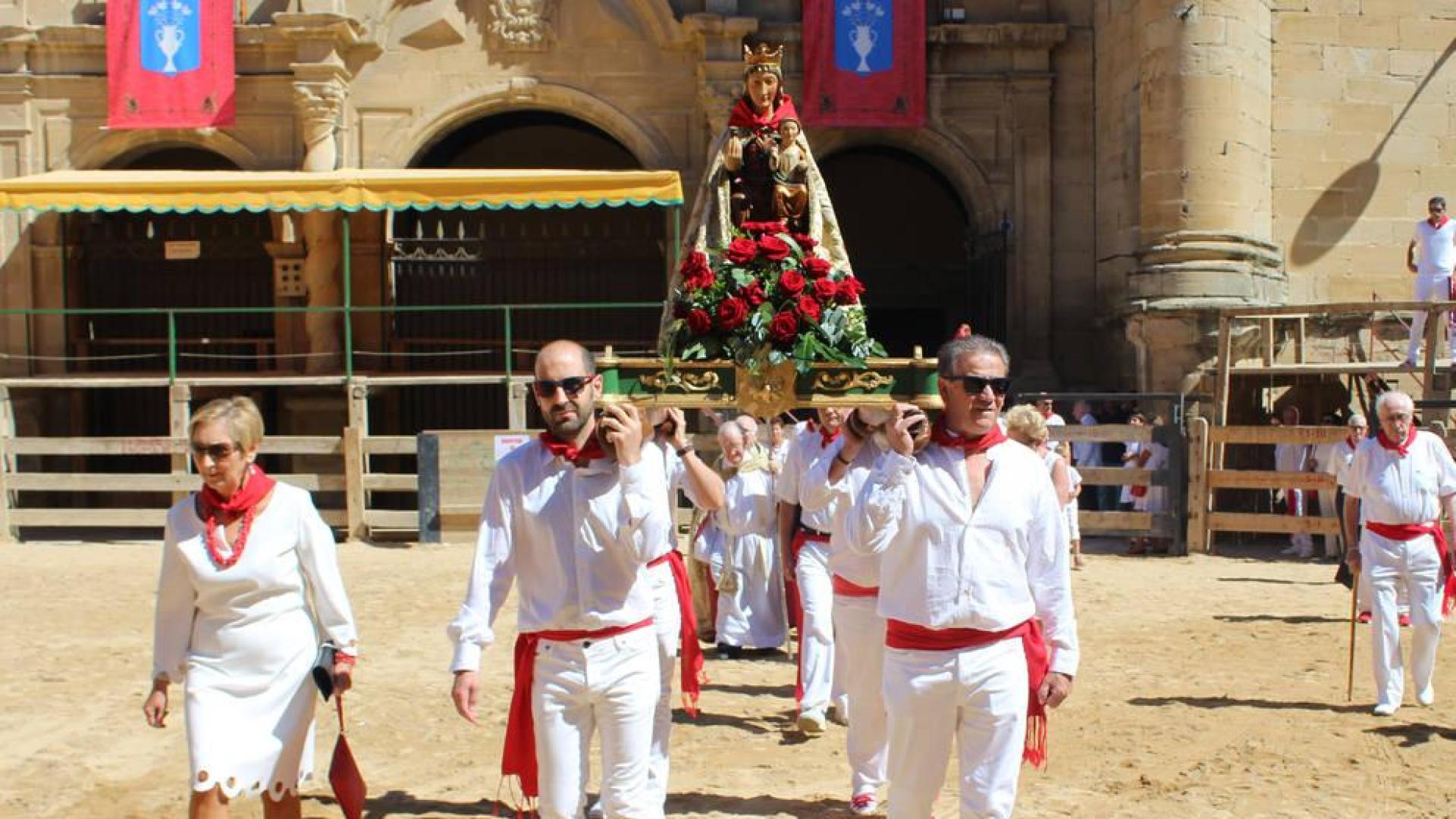 La virgen Blanca pasea vestida de gala en Lerín