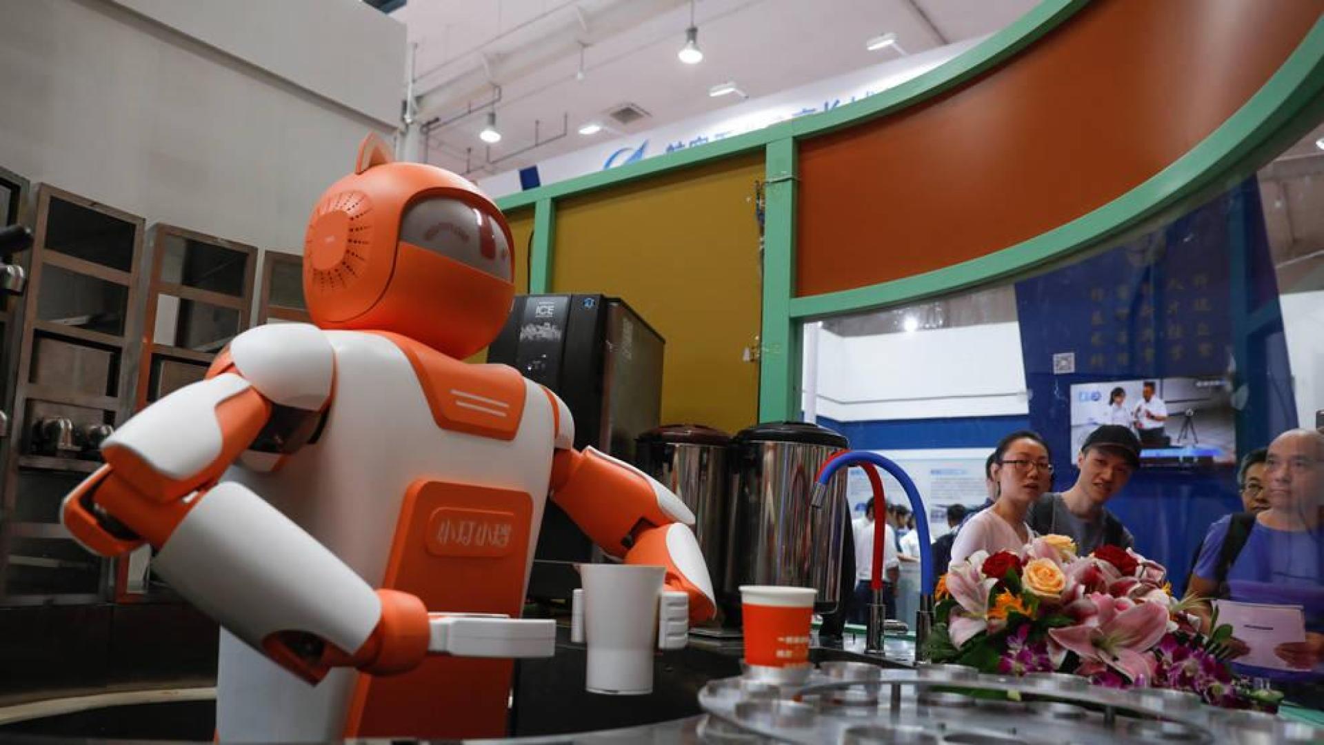 China apuesta por emplear a sus futuros robots como tenderos y profesores