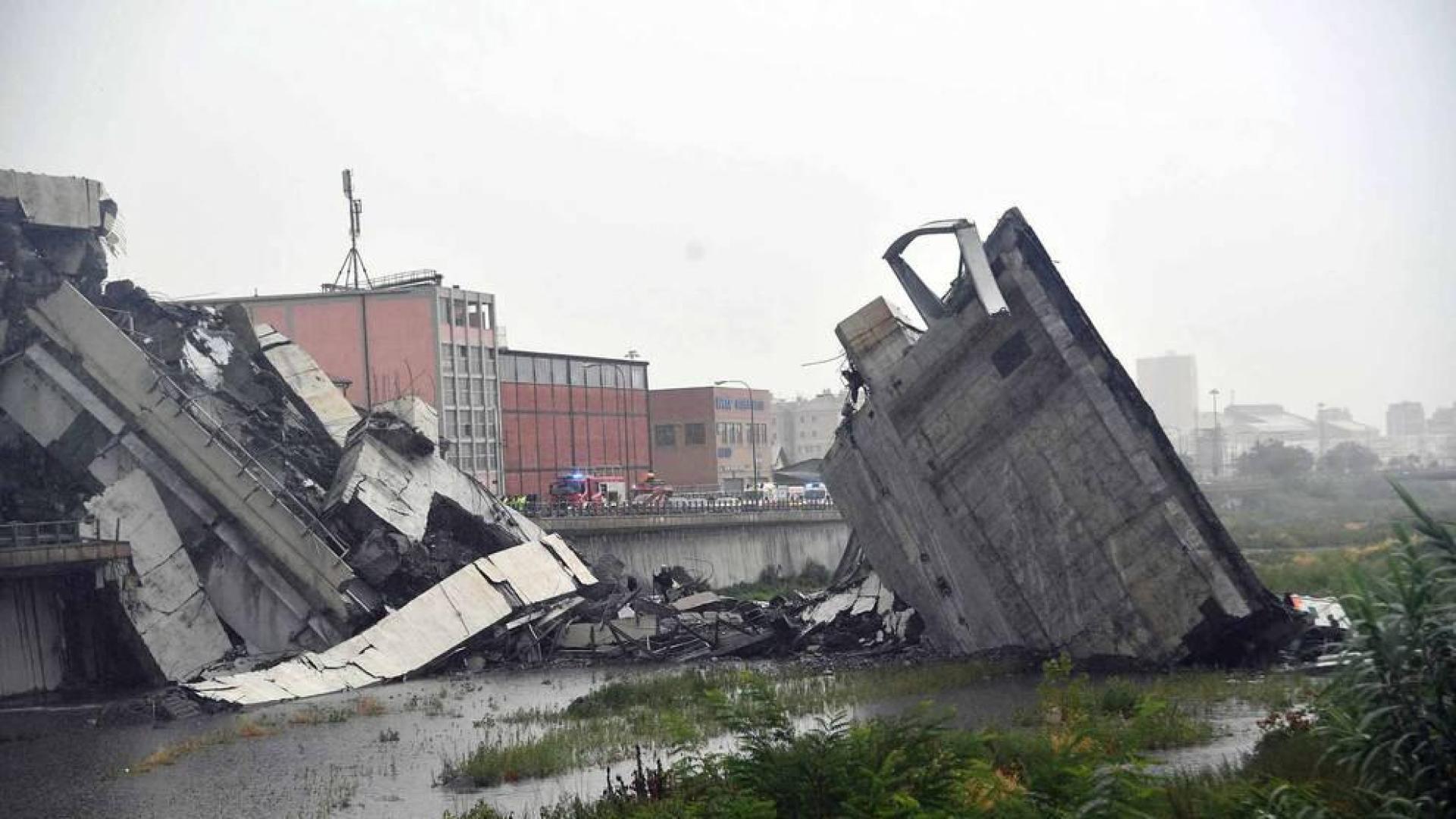 Un tramo del viaducto en la ciudad italiana de Génova se ha derrumbado este martes y las autoridades buscan damnificados entre los vehículos caídos al vacío y bajo los escombros.