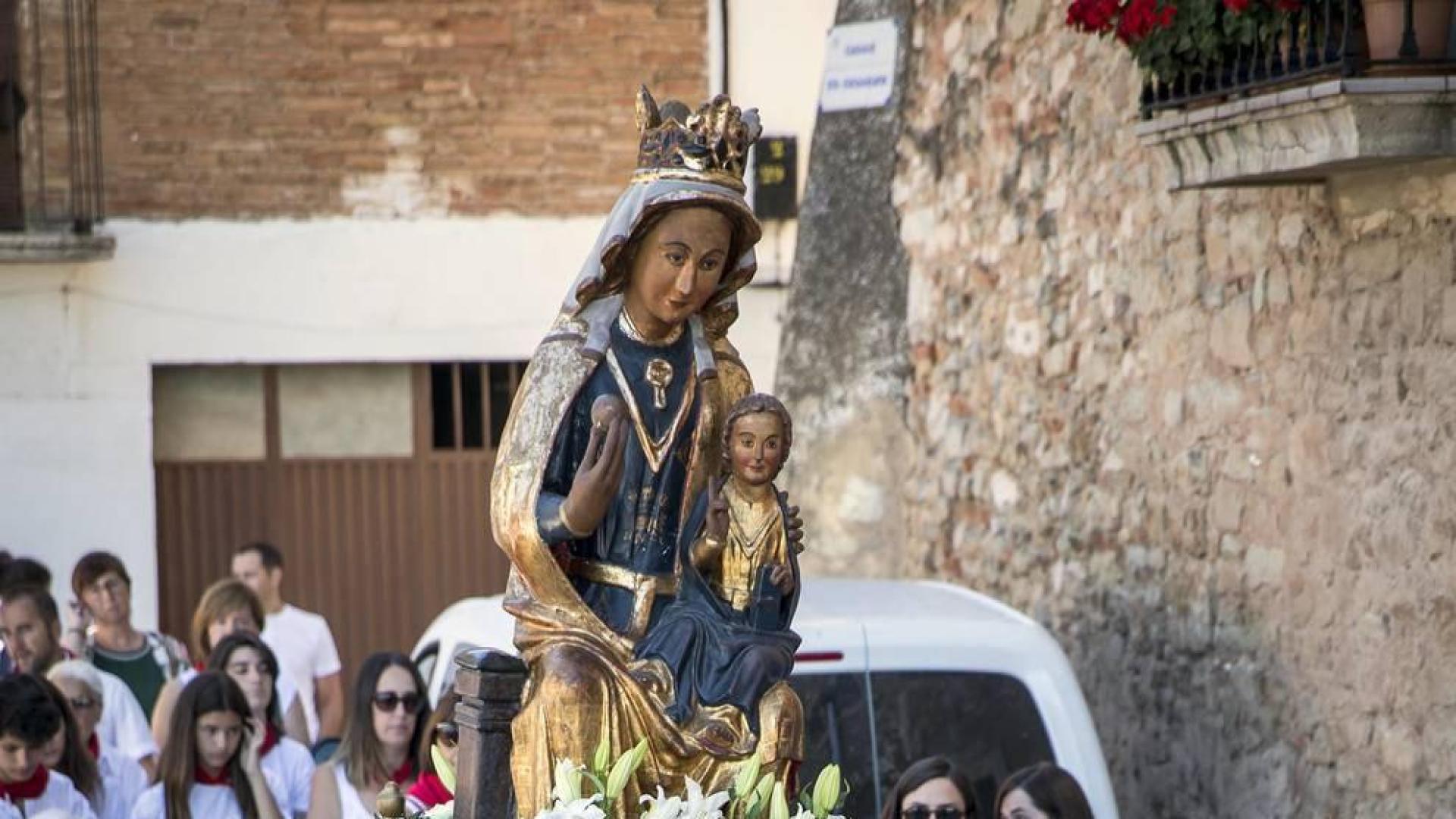 Los Arcos ha vivido la segunda jornada de sus fiestas patronales. En el Día de la Virgen, los vecinos han participado en la procesión. A continuación ha tenido lugar la misa en honor a los patronos Santa María y San Roque.