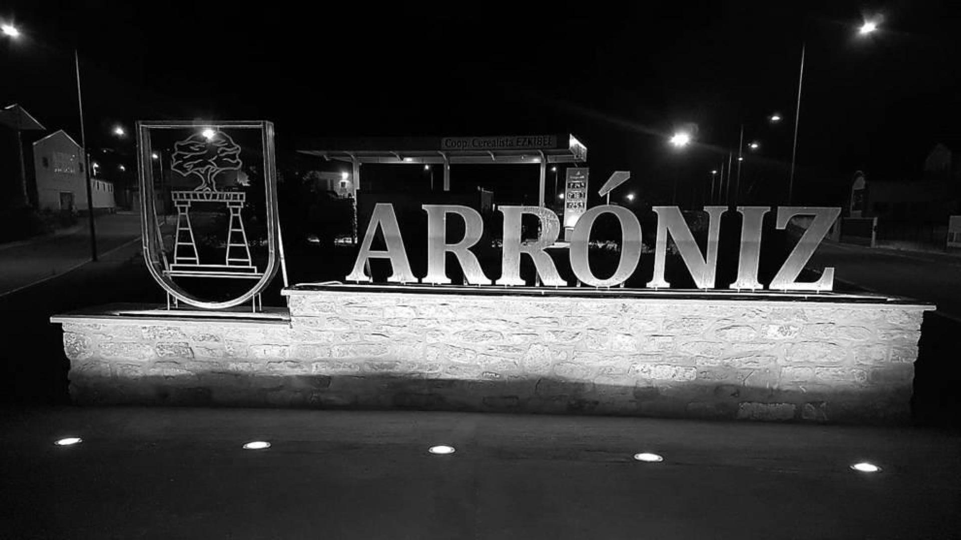 Arróniz da la bienvenida a los visitantes con un cartel luminoso