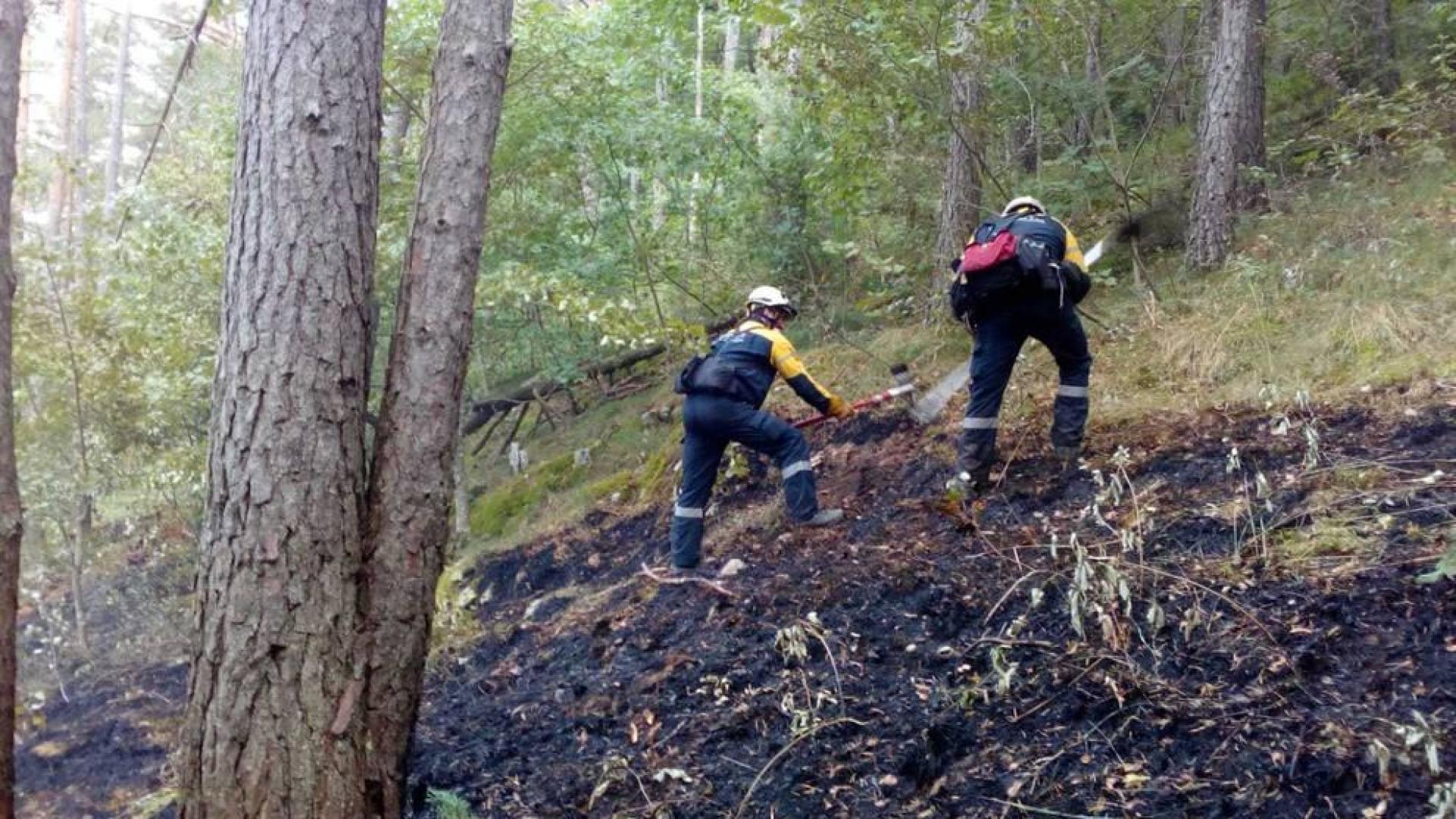 Estabilizado un incendio en la sierra de Illon, que afecta a hojarasca y matorral