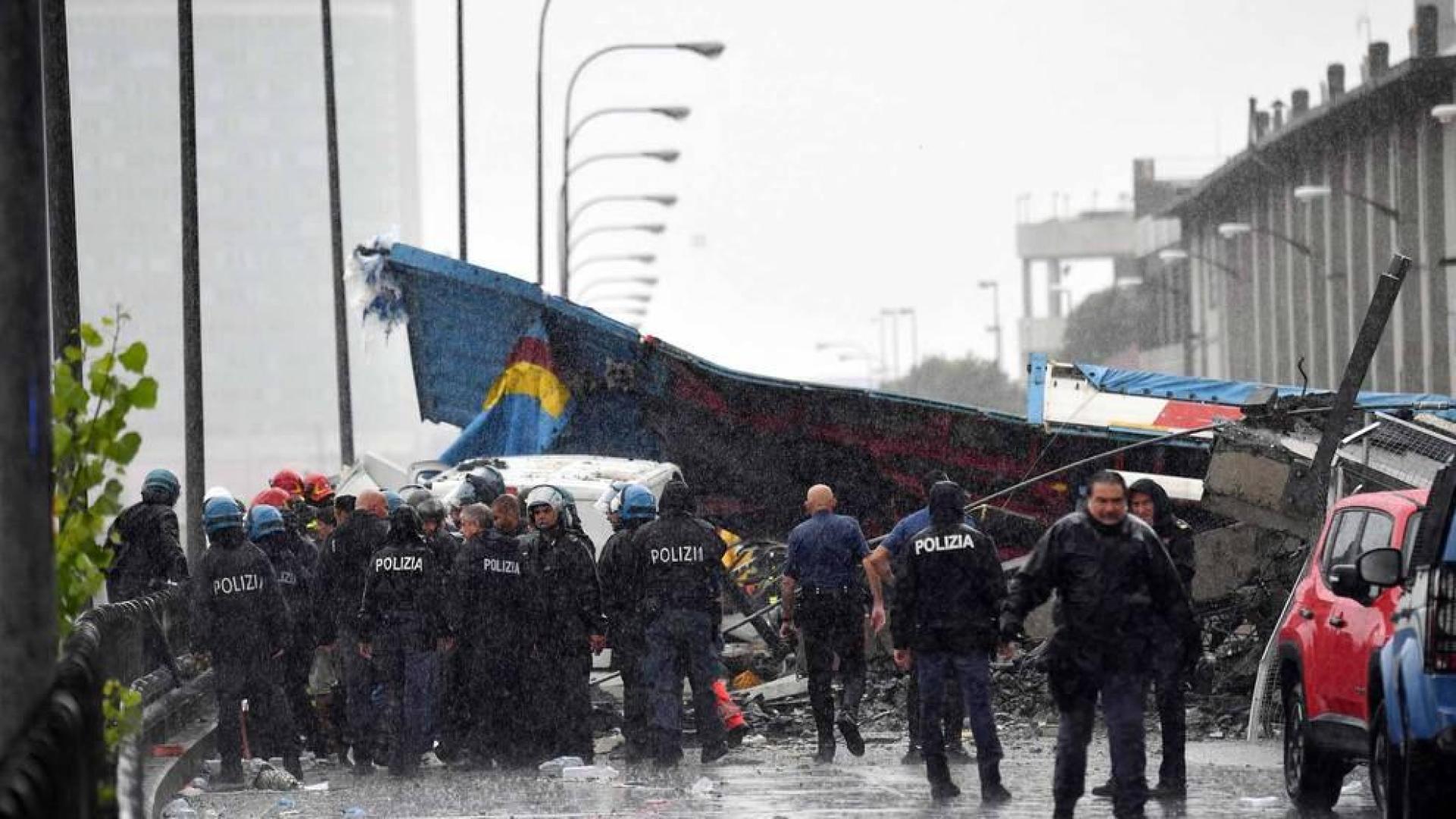 Un tramo del viaducto en la ciudad italiana de Génova se ha derrumbado este martes y las autoridades buscan damnificados entre los vehículos caídos al vacío y bajo los escombros.