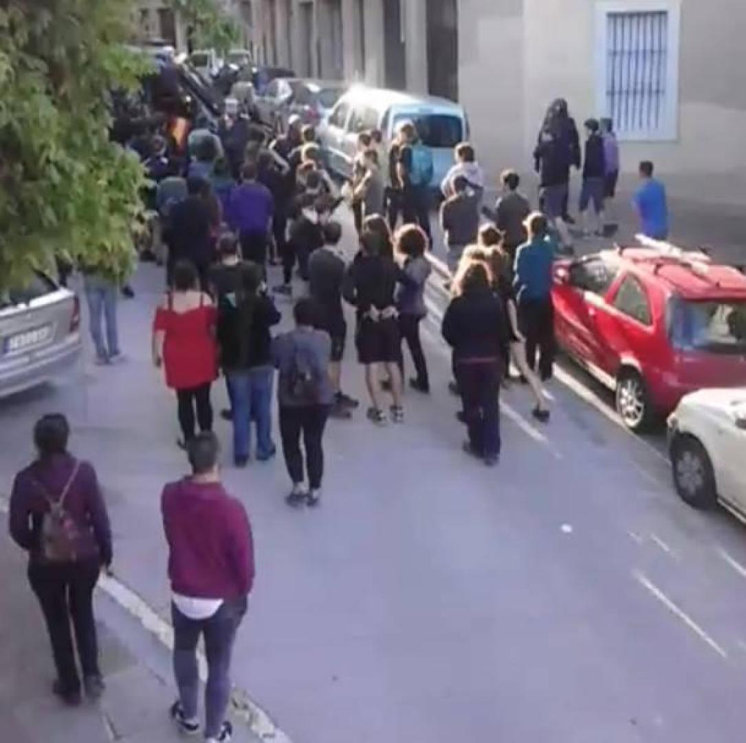 Varios jóvenes gritan consignas en contra del desalojo de Maravills